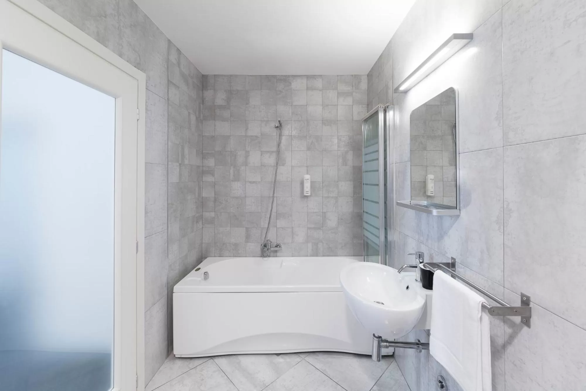 Bathroom, Bed in Interamnia Boutique Hotel