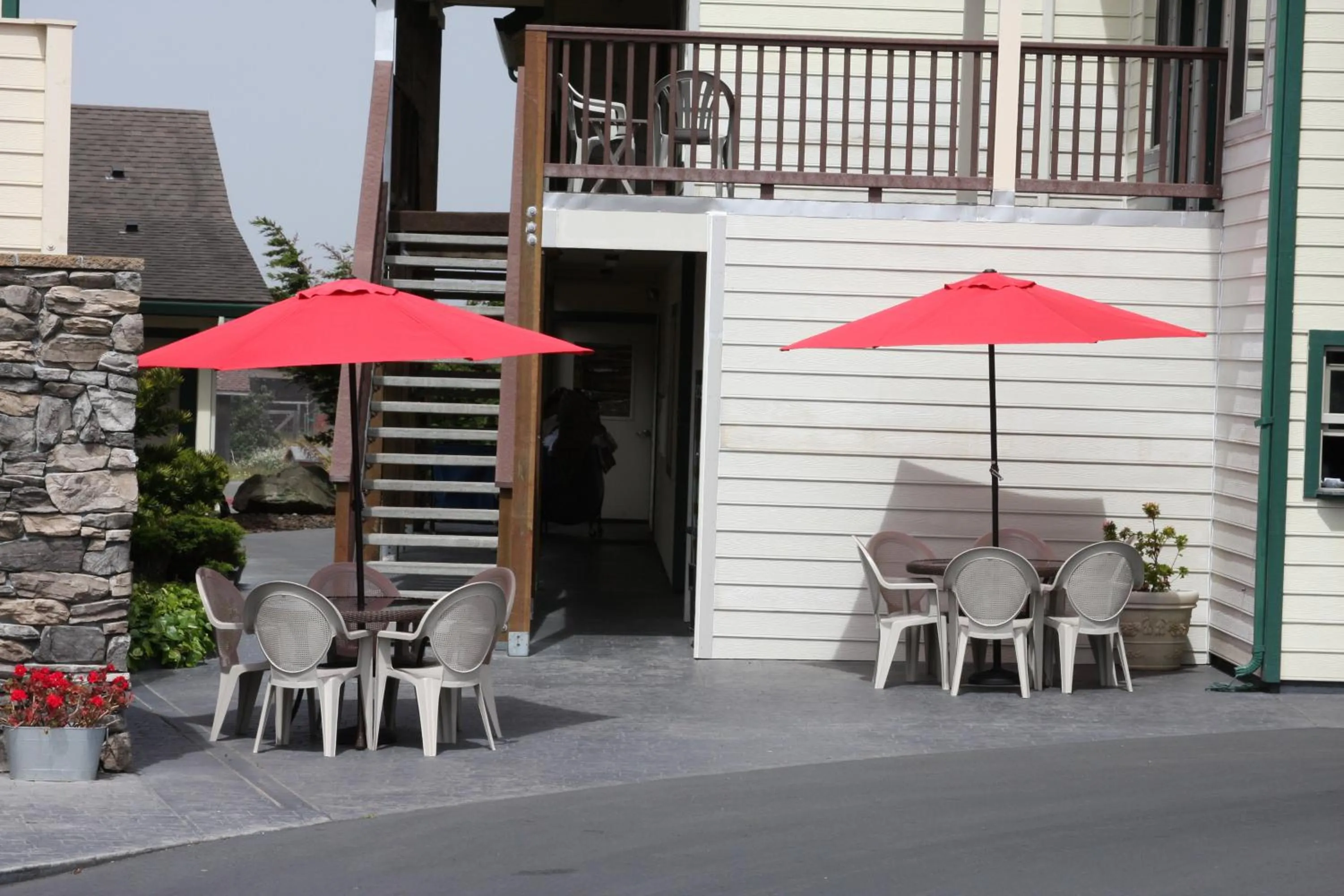 Facade/entrance in Emerald Dolphin Inn & Mini Golf