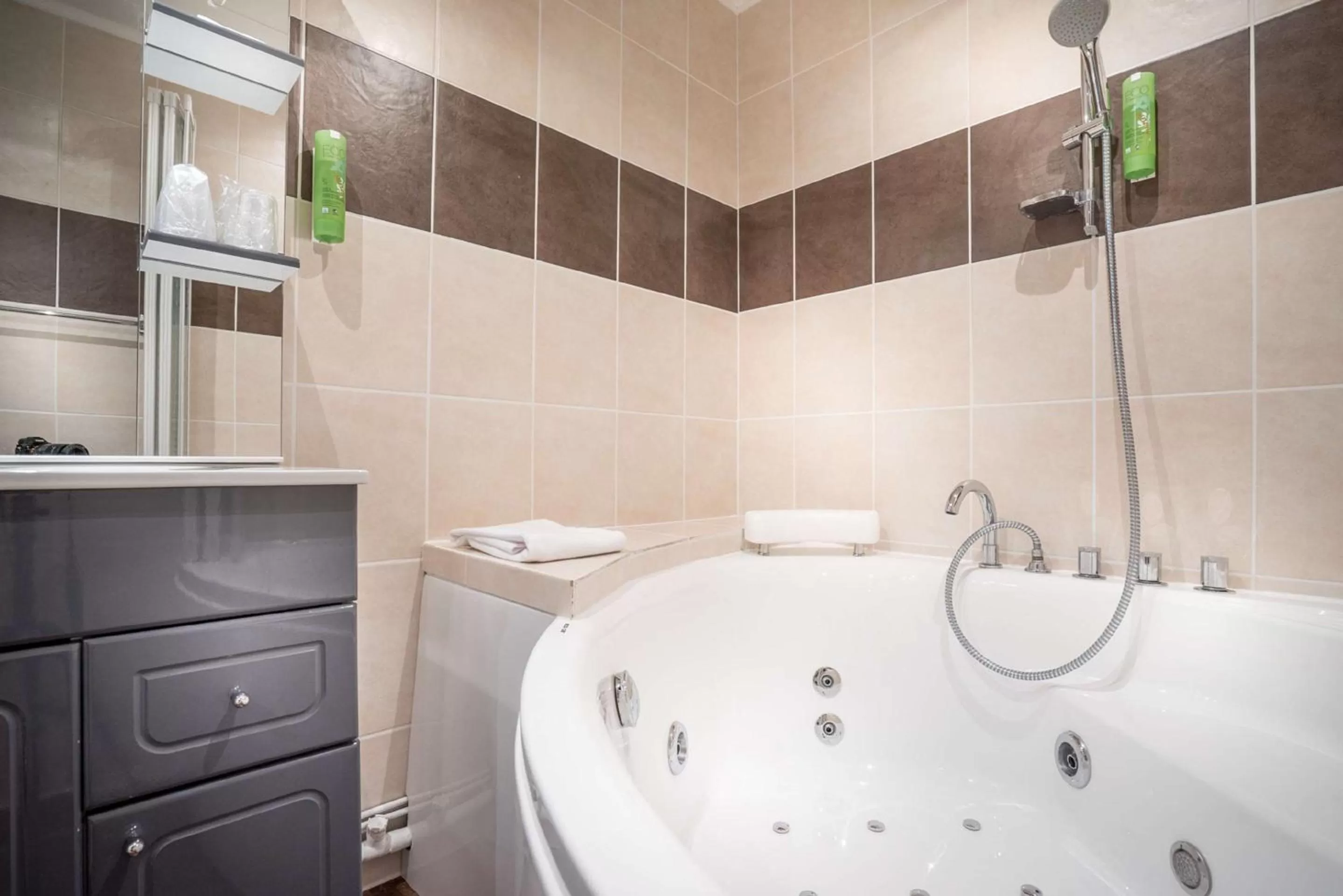 Bathroom in Best Western Hotel Ile de France