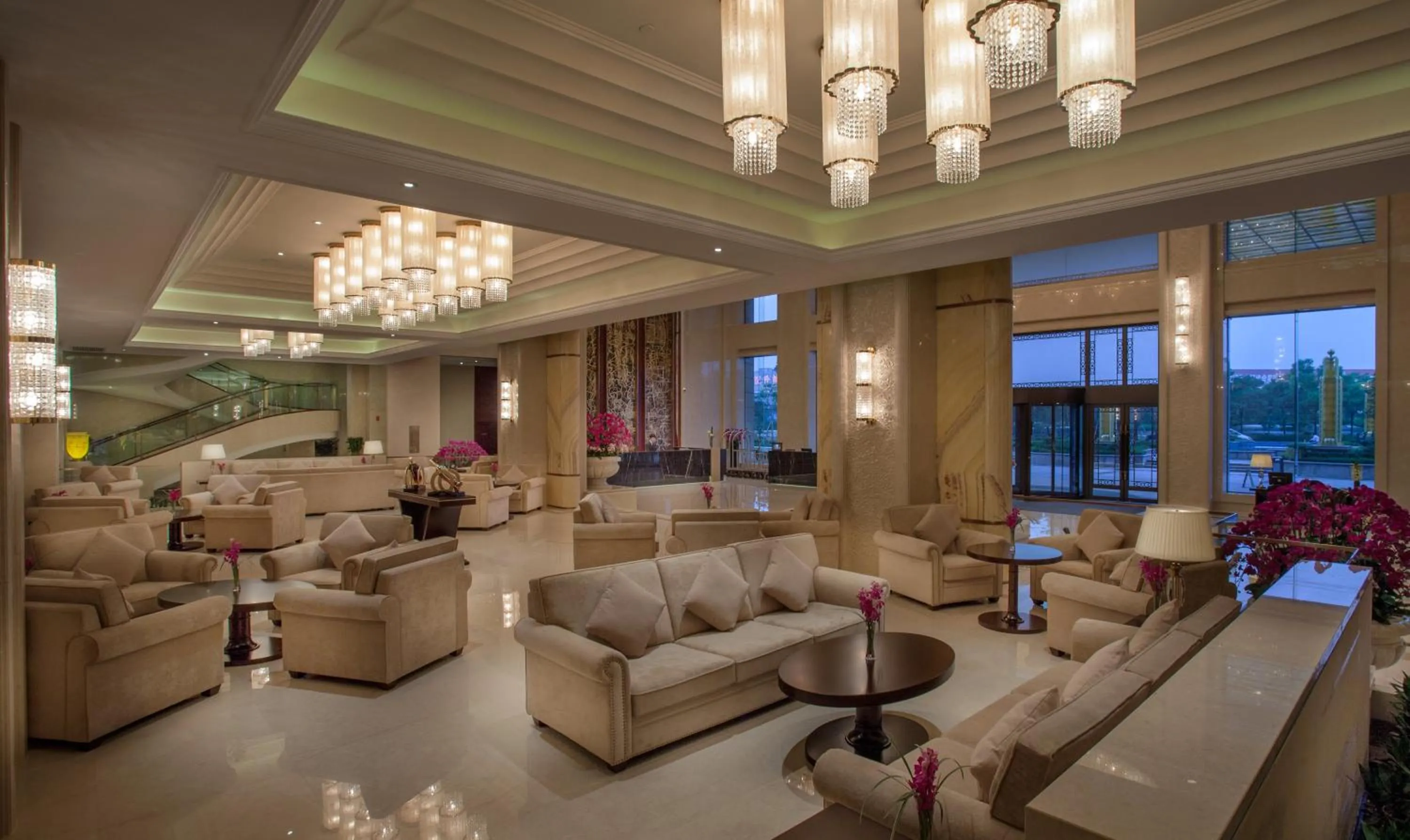 Lounge or bar in Holiday Inn Foshan Nanhai Central by IHG