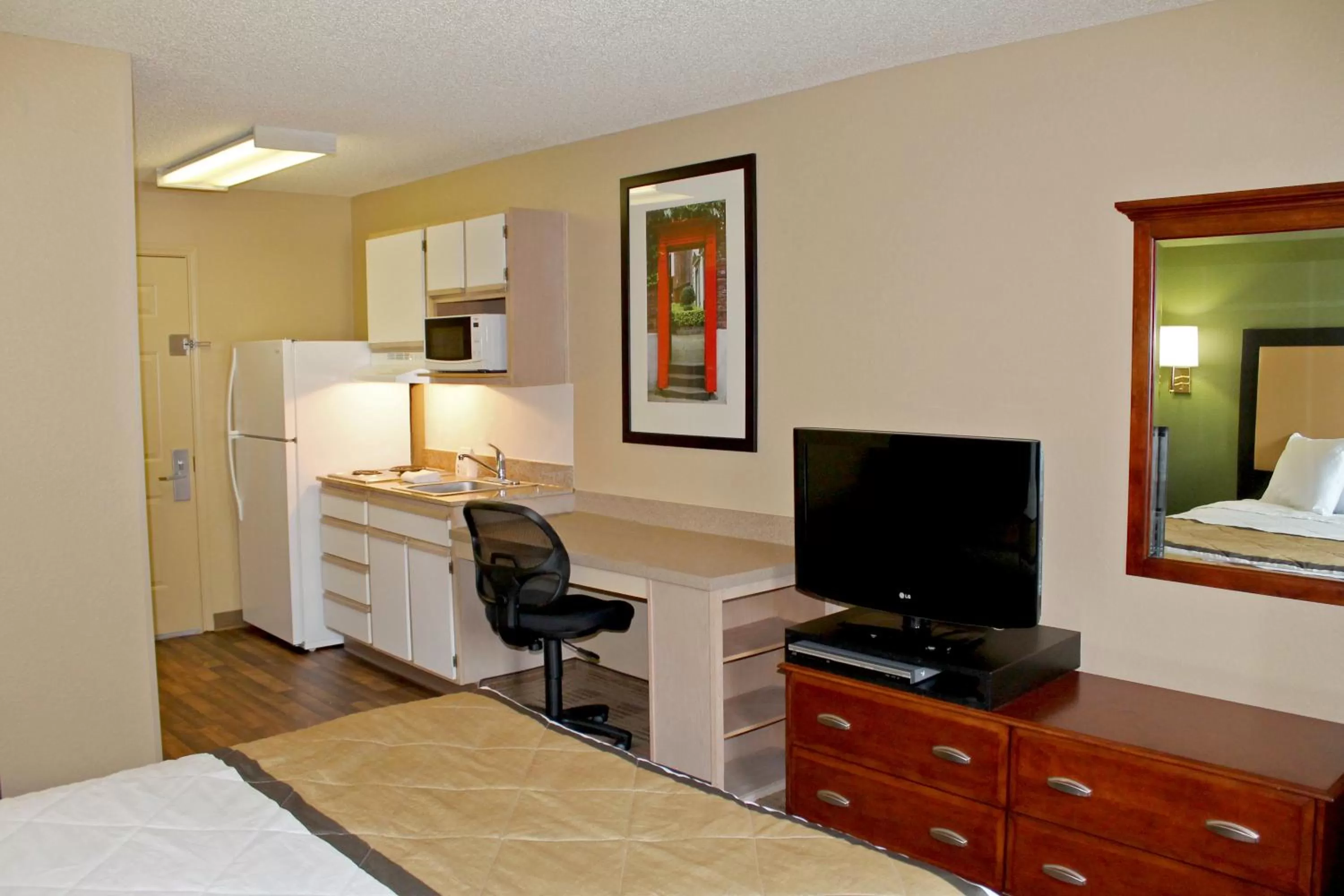 Photo of the whole room, Bed in Extended Stay America Suites - Houston - Katy Freeway - Energy Corridor