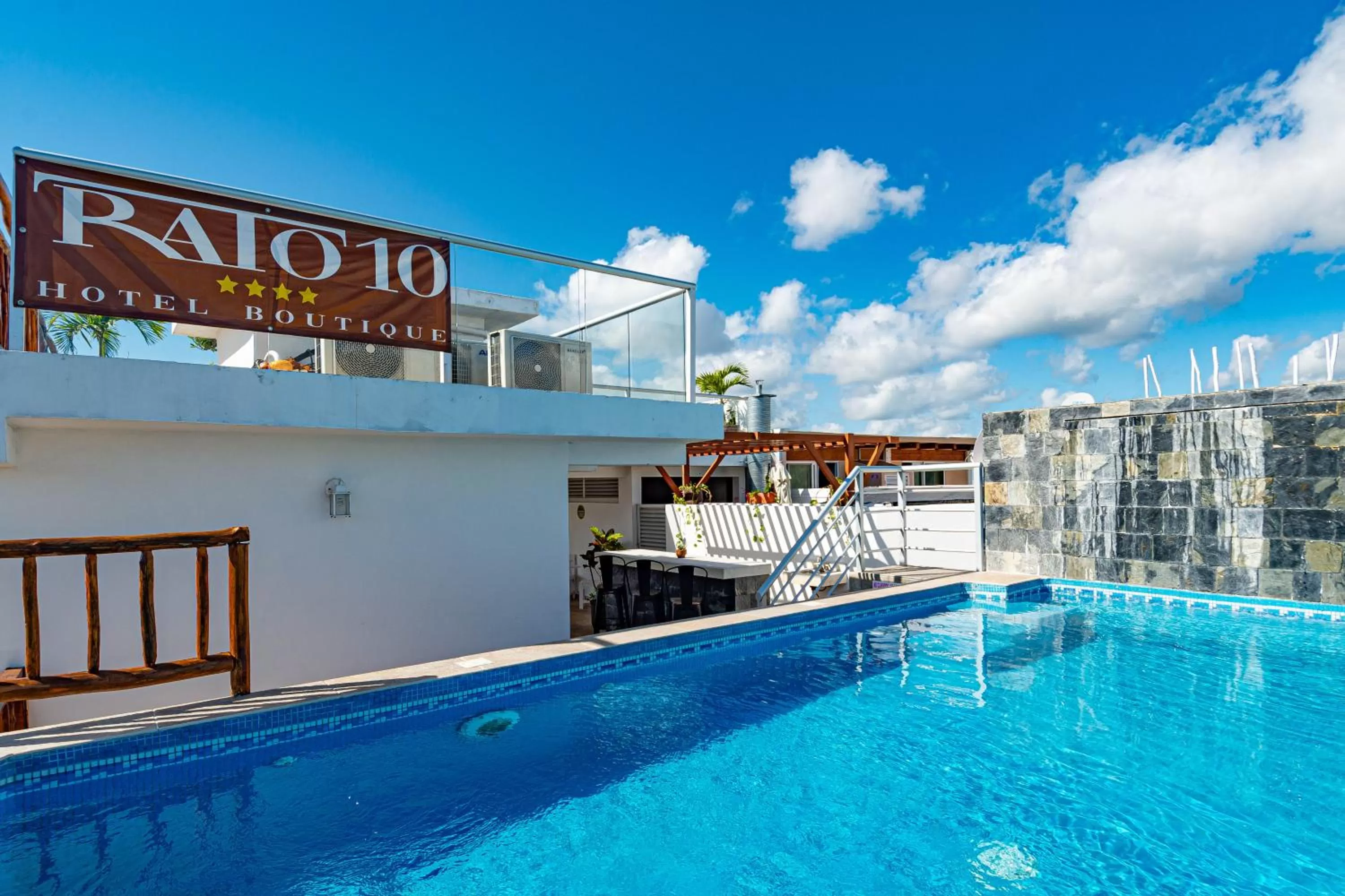 Swimming pool in Hotel Boutique Rato 10