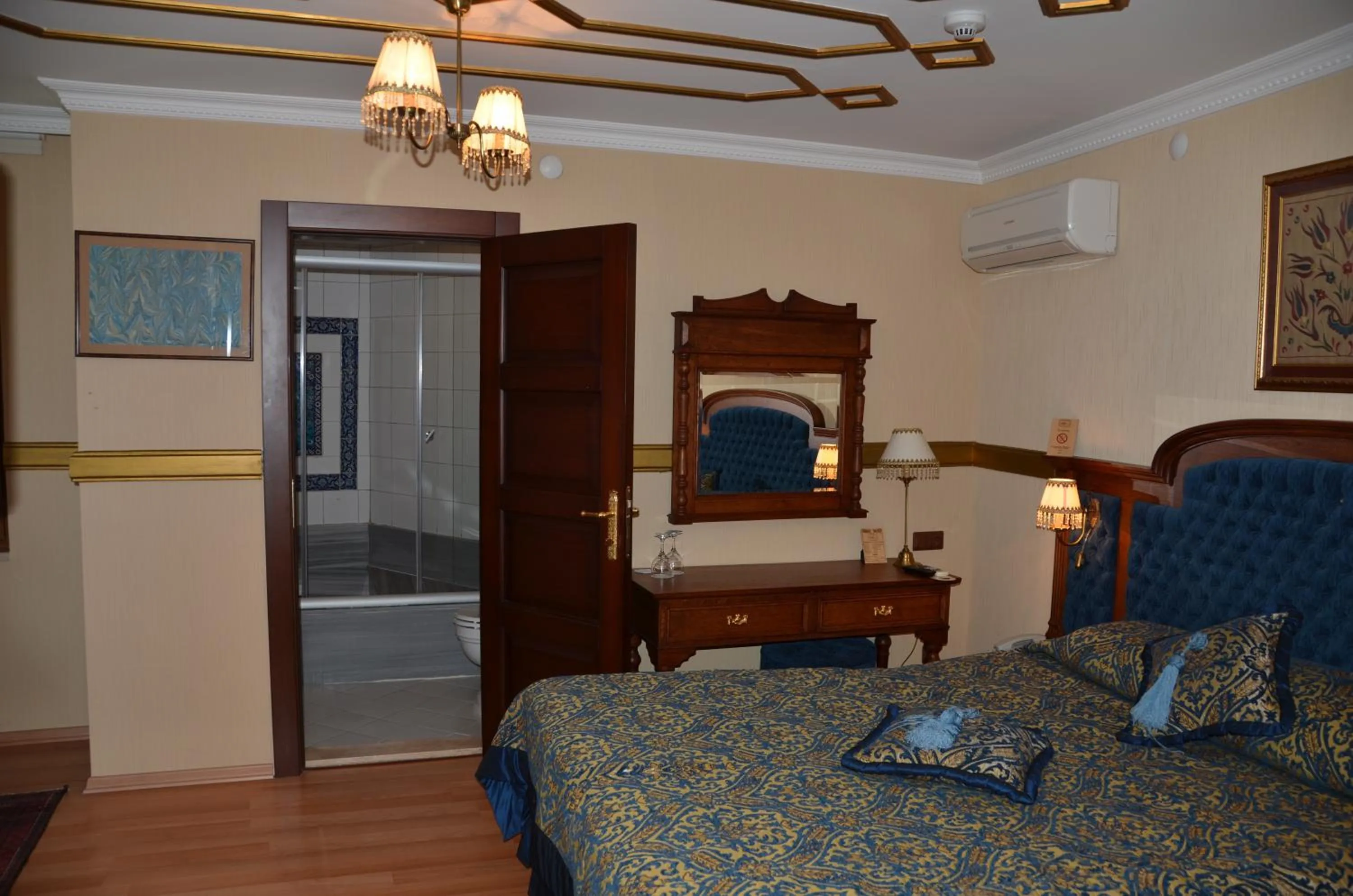 Photo of the whole room, Bed in Aruna Boutique Hotel