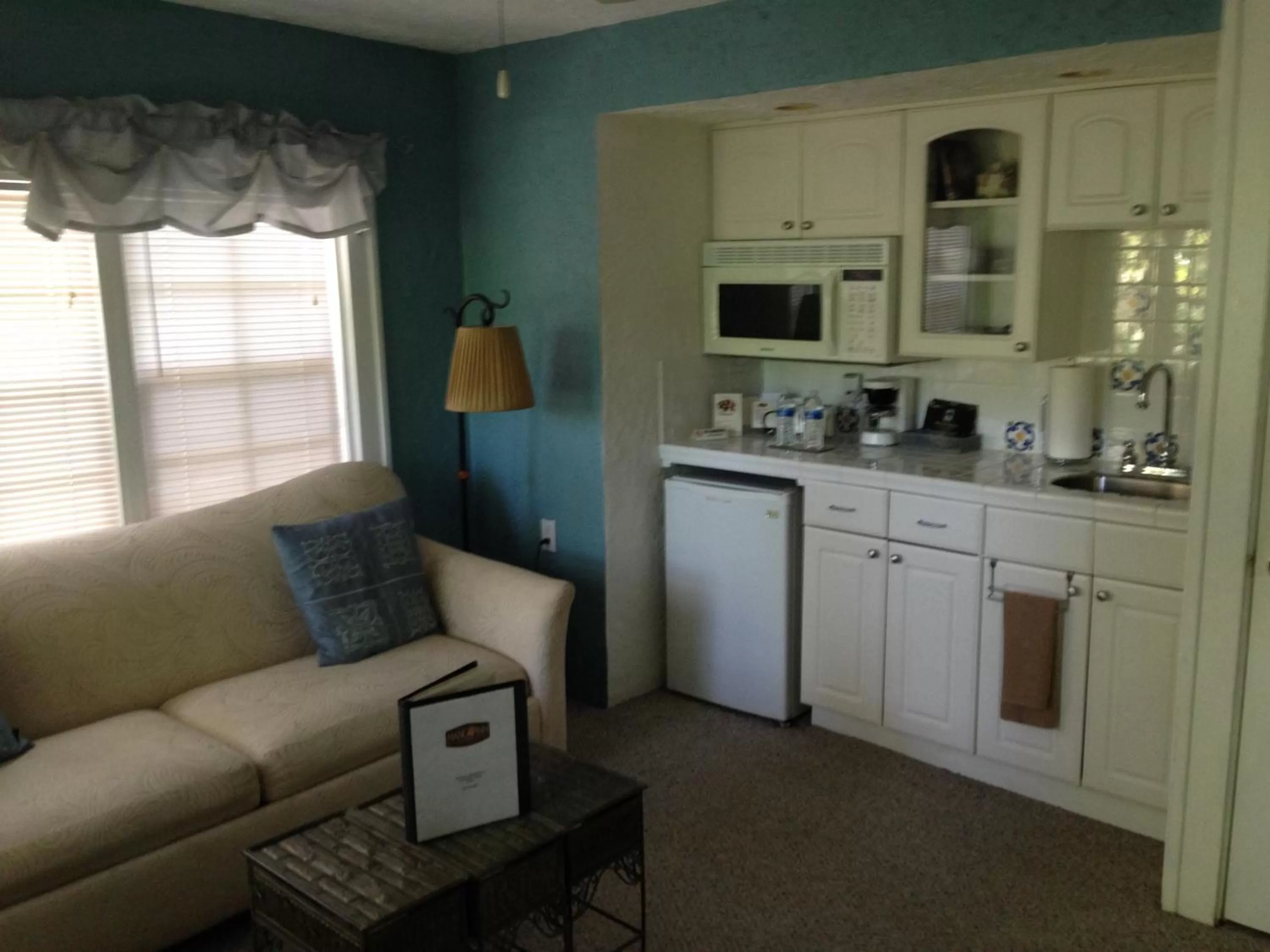 Kitchen or kitchenette in Mango Inn Bed and Breakfast