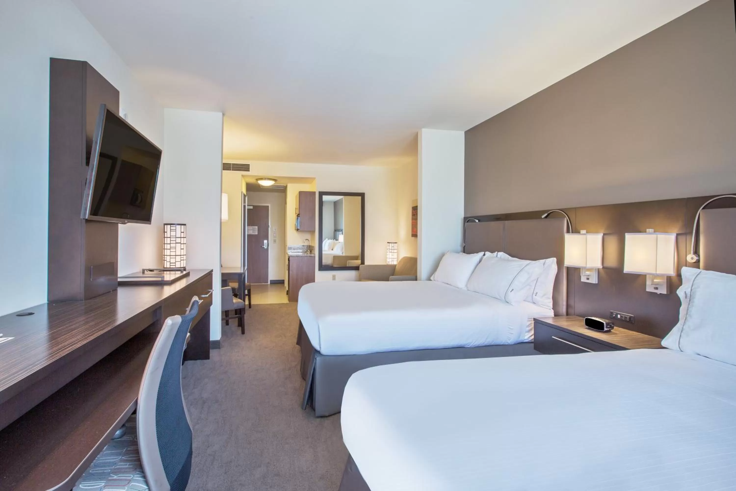 Photo of the whole room, Bed in Holiday Inn Express & Suites Kailua-Kona by IHG