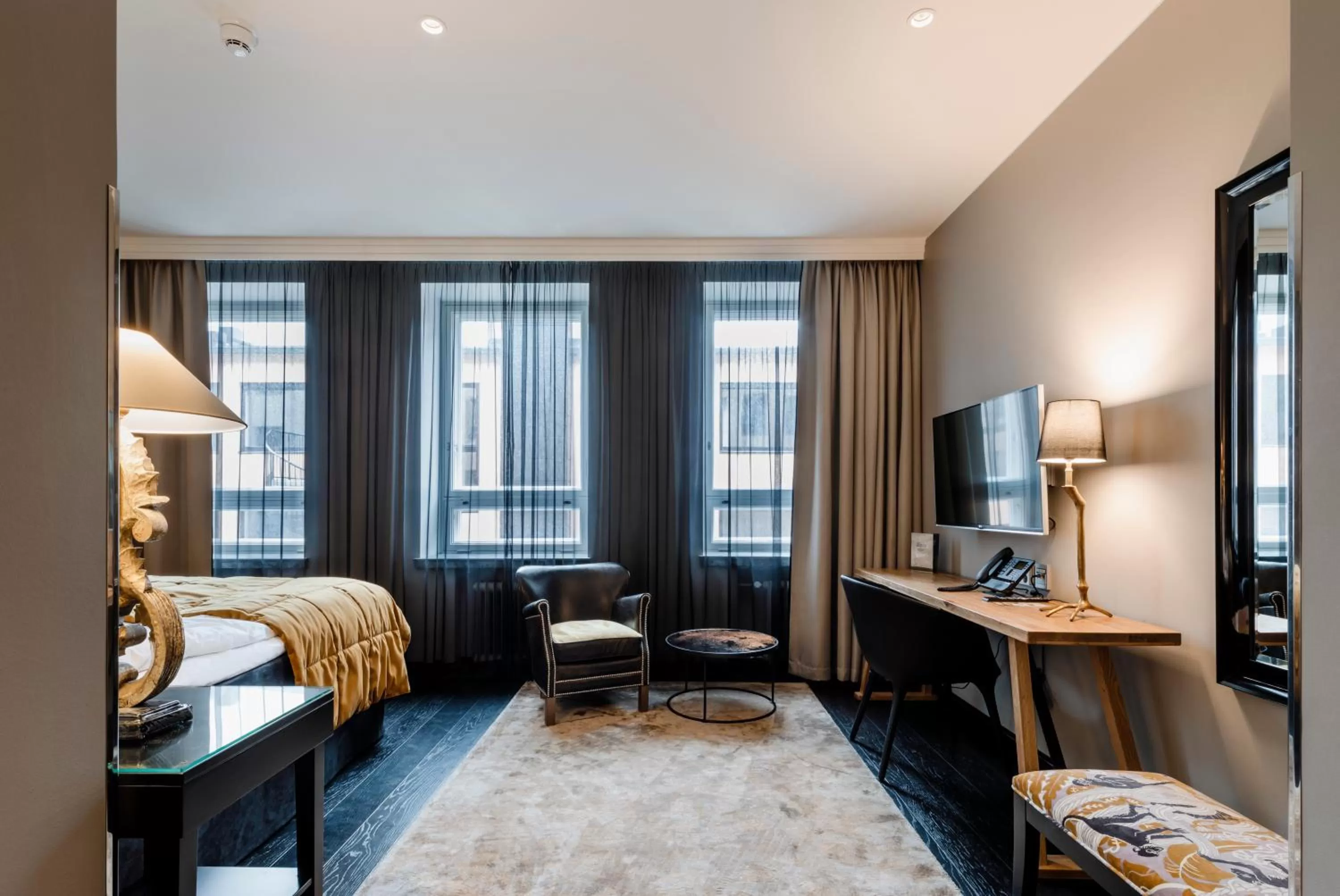 Seating area, Bed in Hotel F6