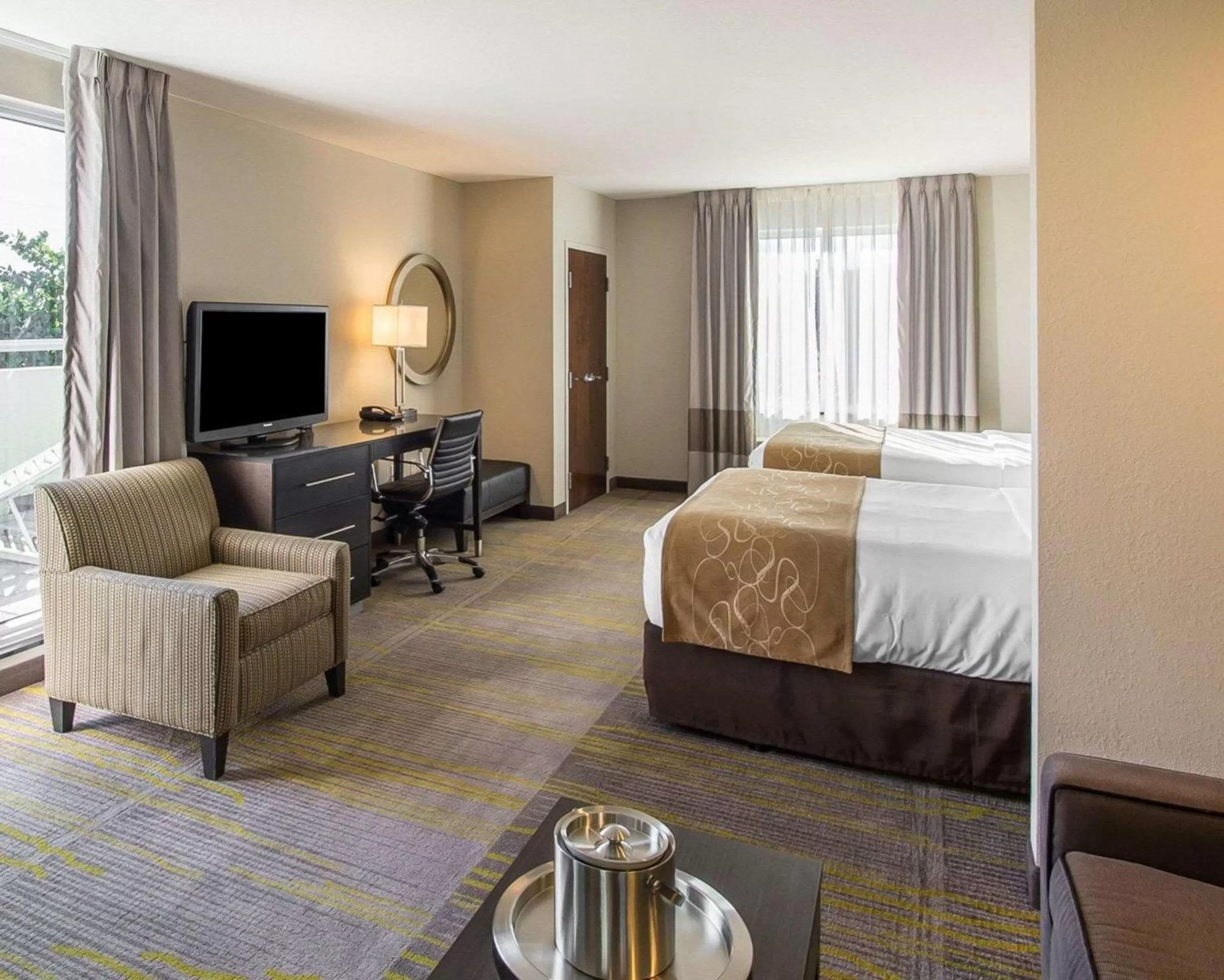 Photo of the whole room, Bed in Comfort Suites Miami Airport North