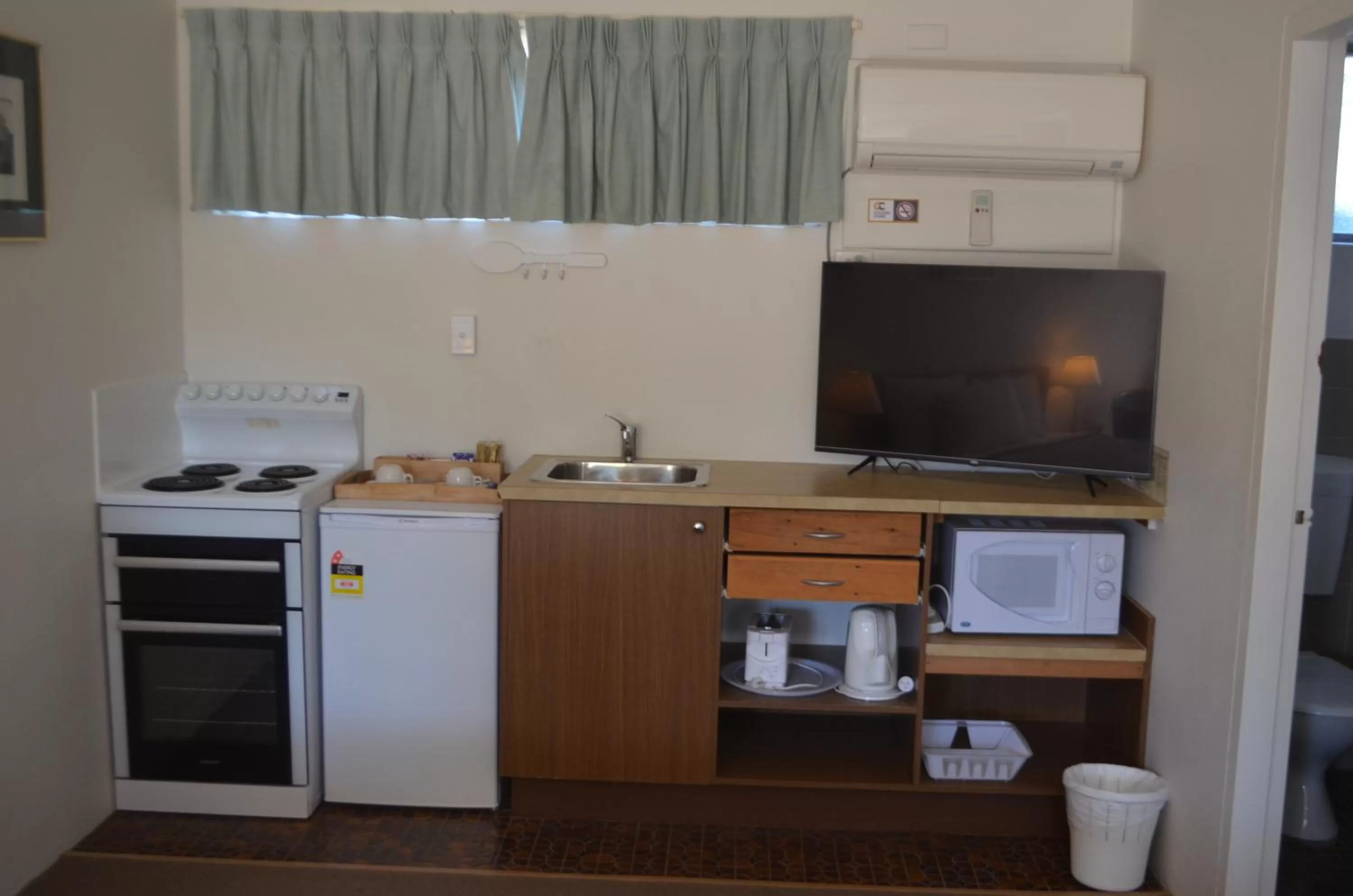 Kitchen or kitchenette in Ten Dollar Town Motel