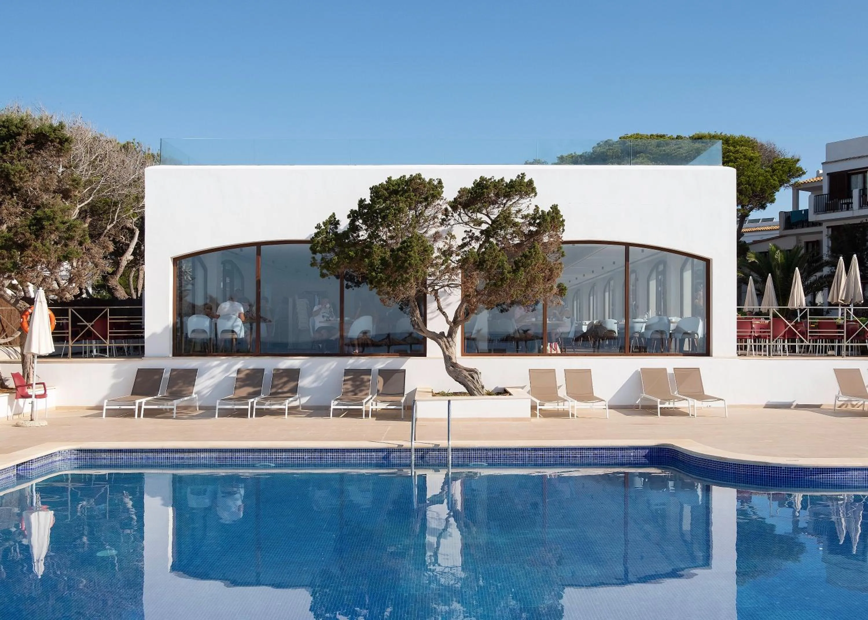 Swimming pool in Alua Suites Las Rocas