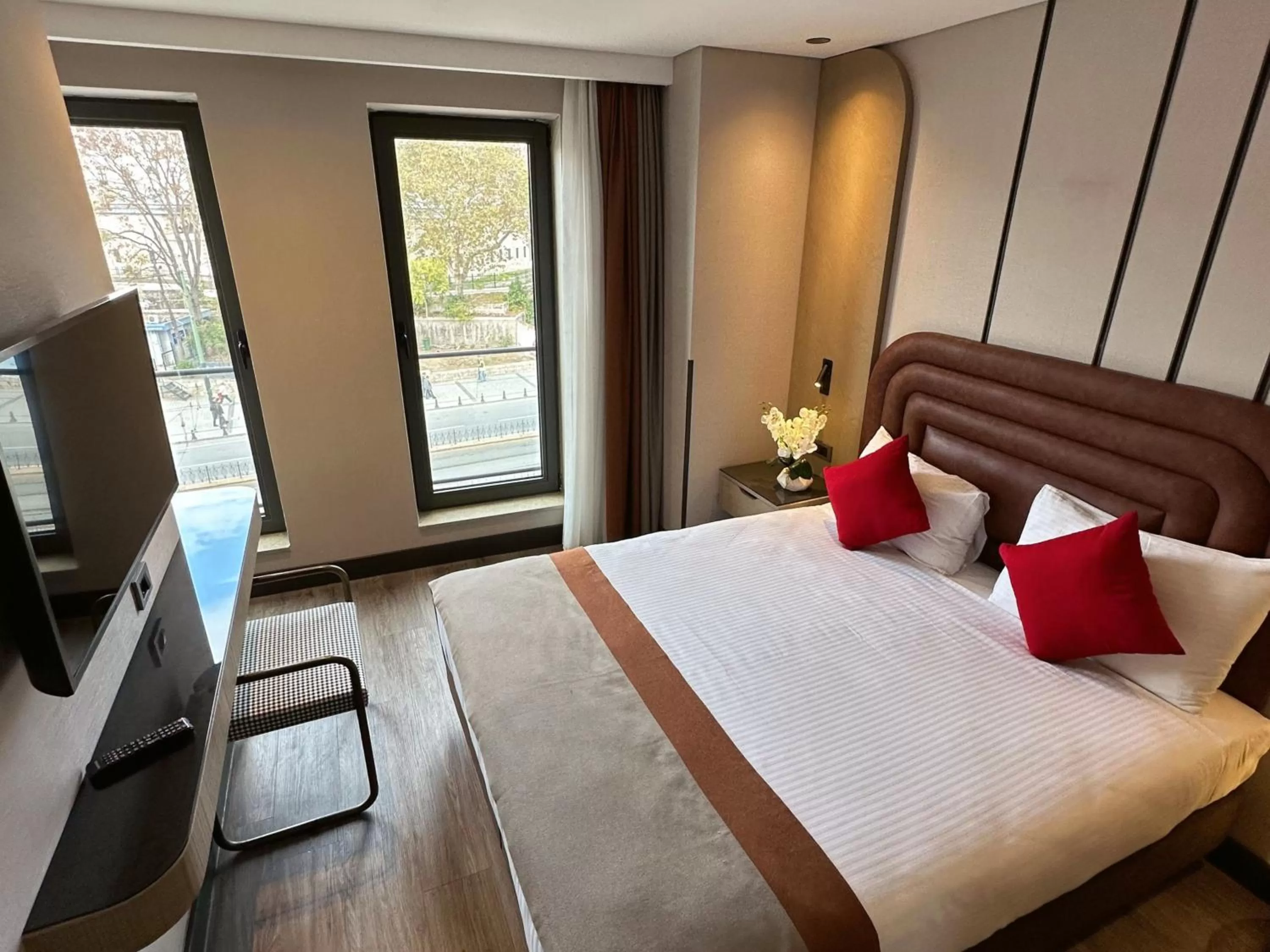 Bed in Edition Old City Hotel