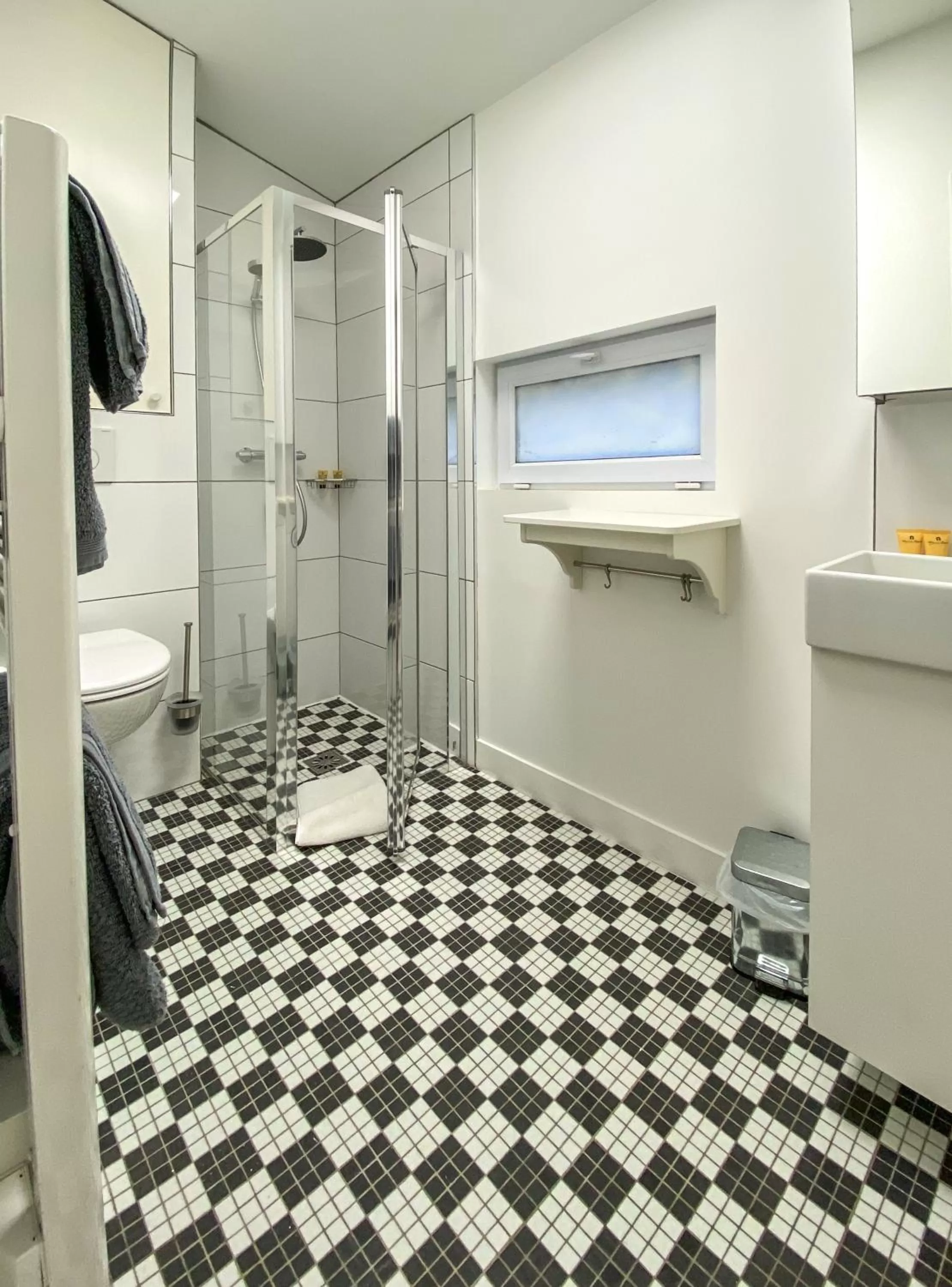 Shower in TOWNHOUSE TROUVILLE - Appart'Hotel & Studios