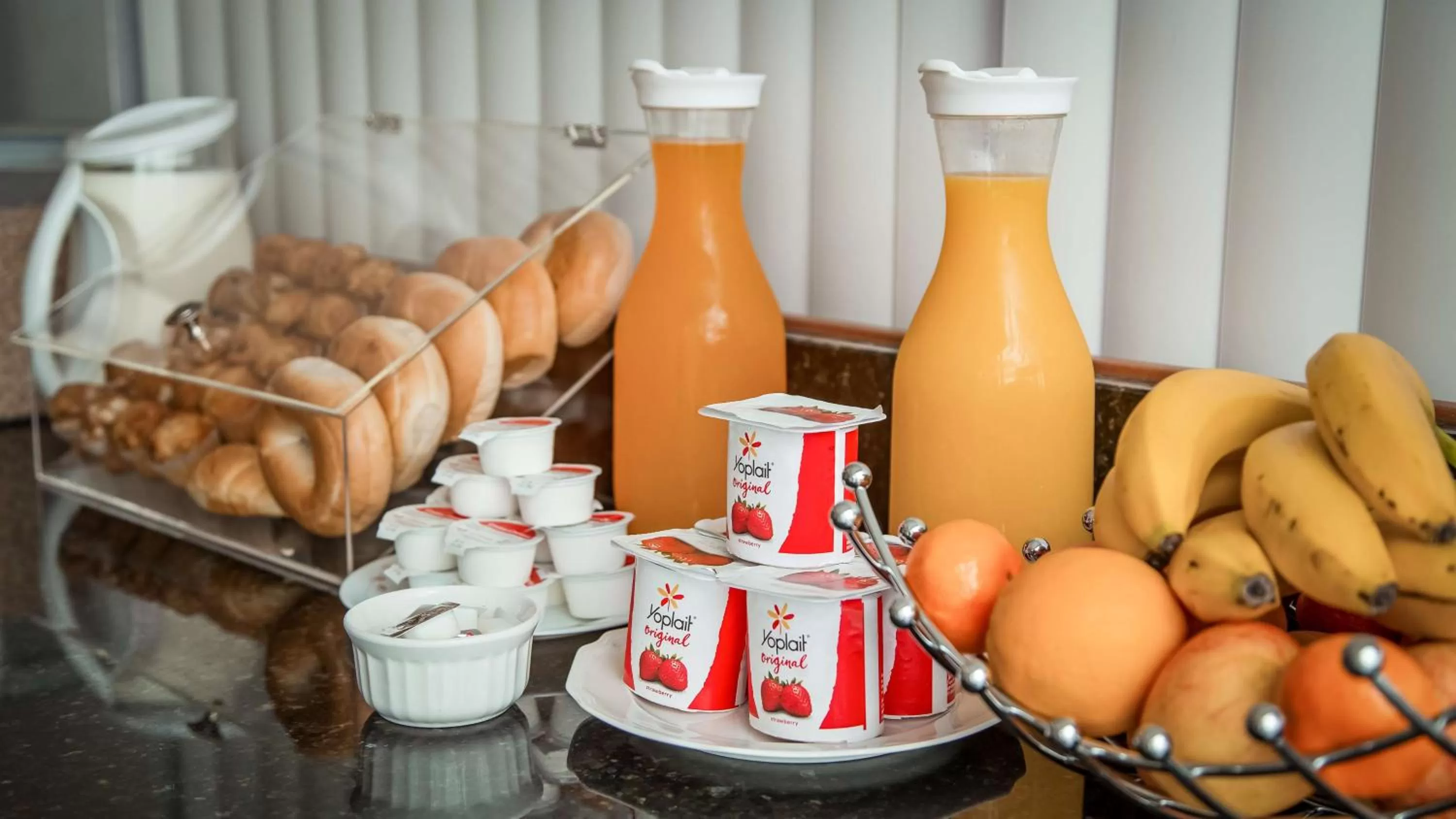 Restaurant/places to eat in SureStay Hotel by Best Western Findlay