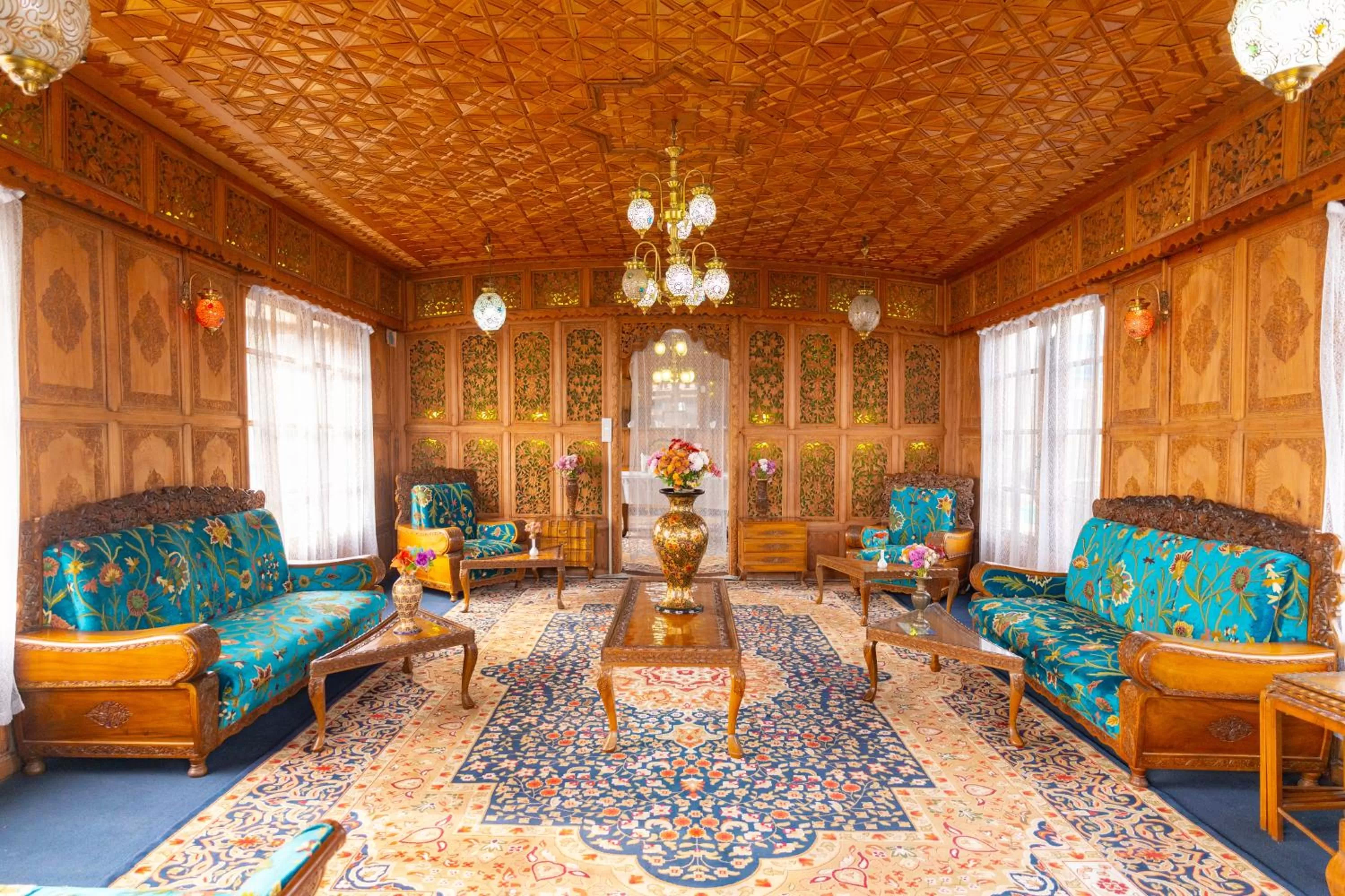 Living room in Wangnoo Heritage Houseboats