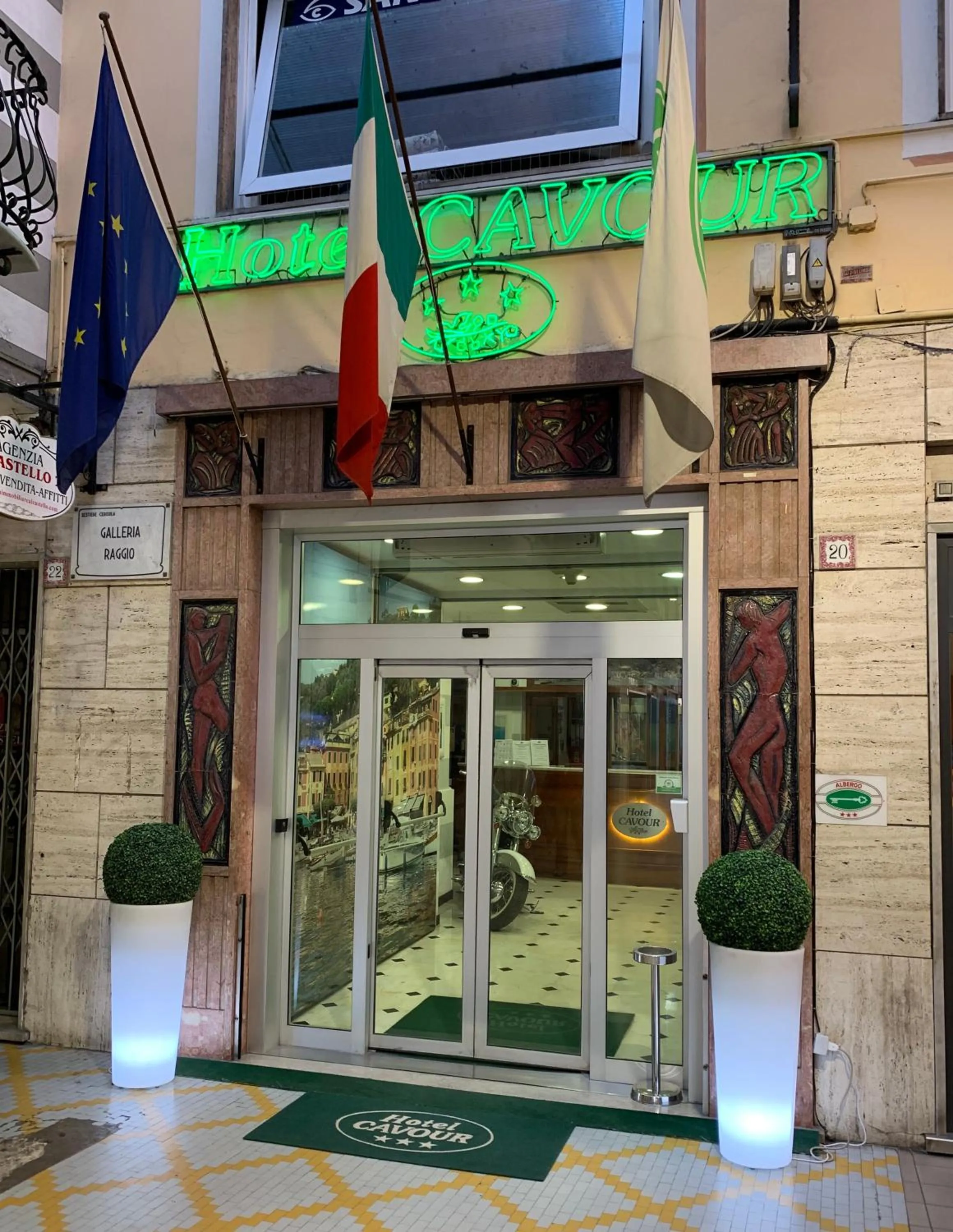 Facade/entrance in Hotel Cavour