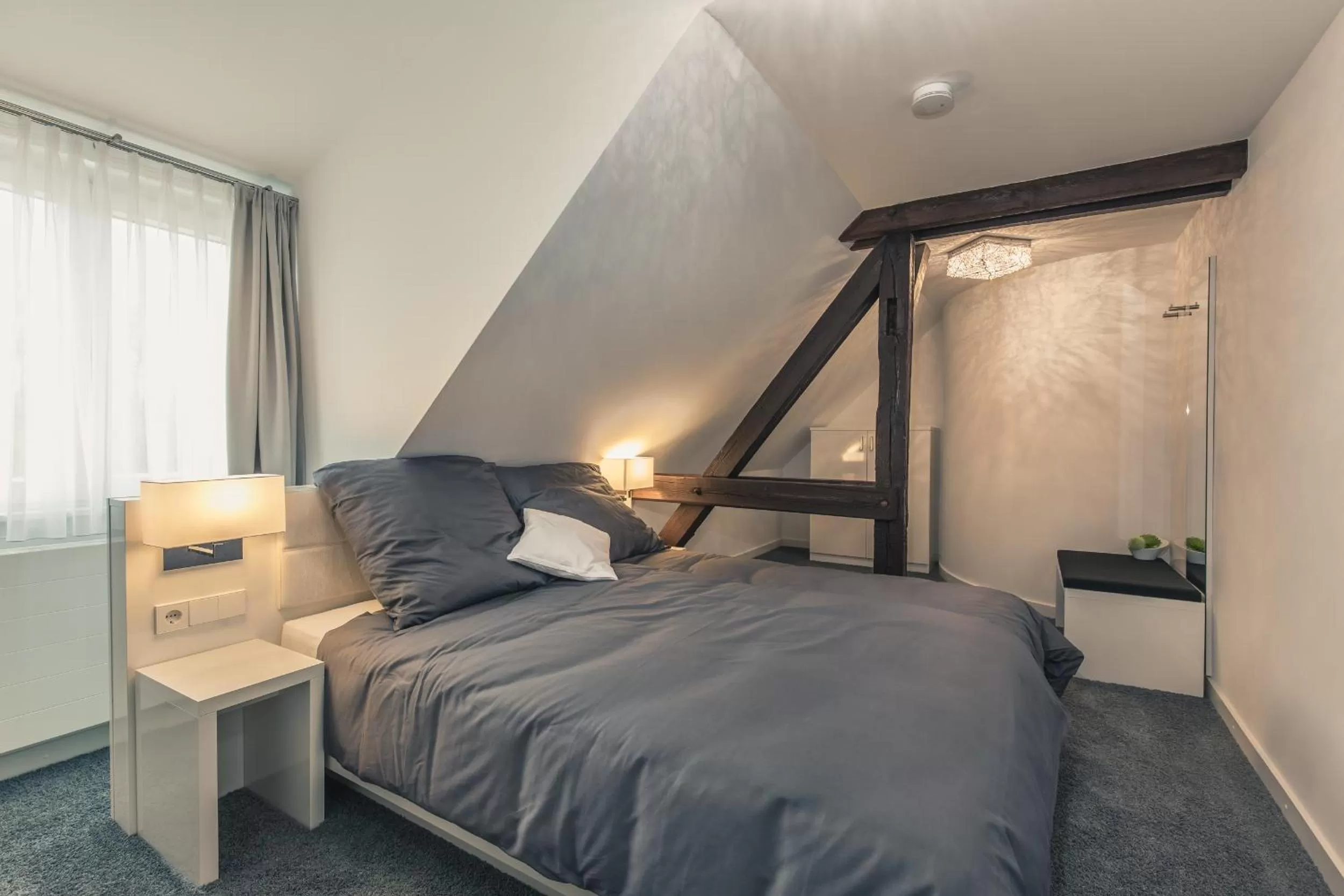 Day, Bed in Bahnlounge 1907