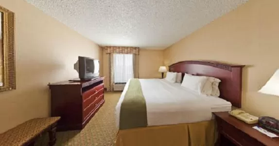 Day, Bed in Holiday Inn Express Hotel & Suites San Antonio - Rivercenter Area by IHG