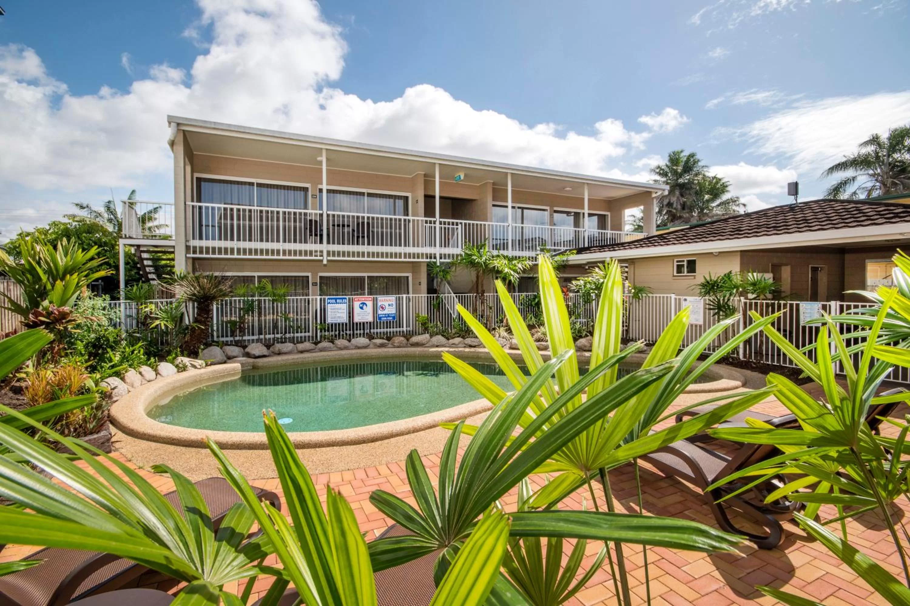 Swimming pool in Comfort Inn Cairns City