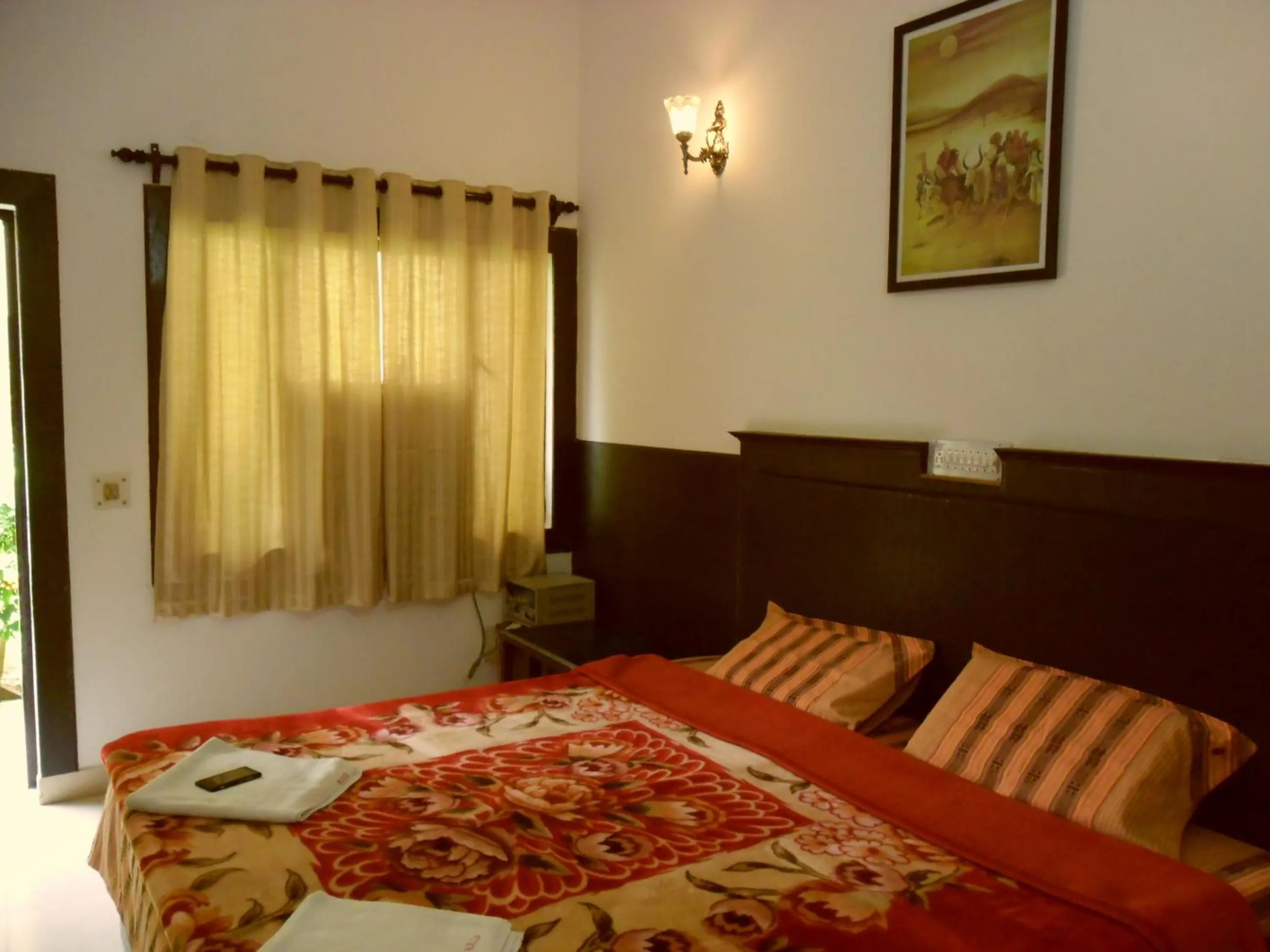 Bed in Hotel Sidhartha Walking Distance From TajMahal