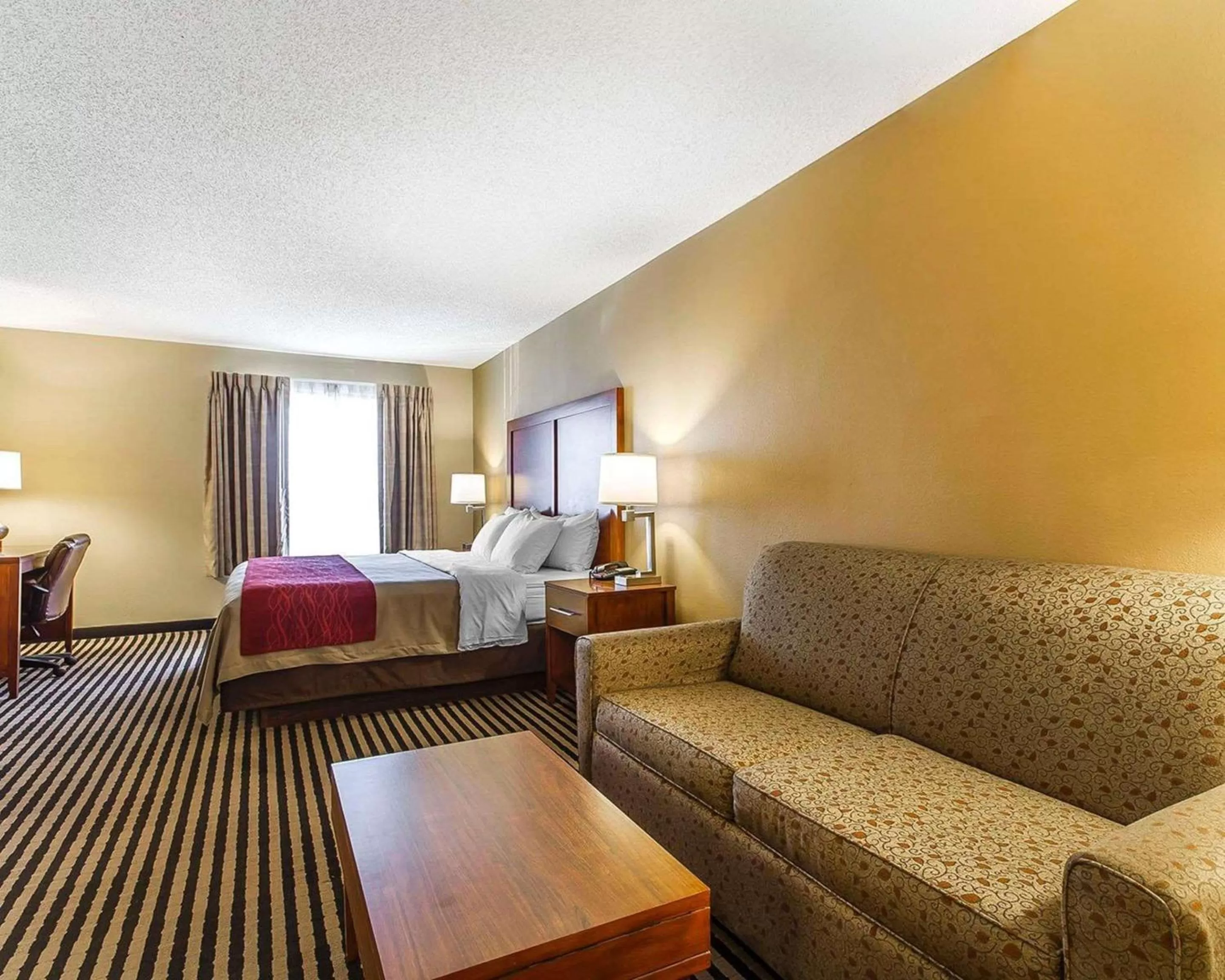 Photo of the whole room, Bed in Comfort Inn Owatonna near Medical Center