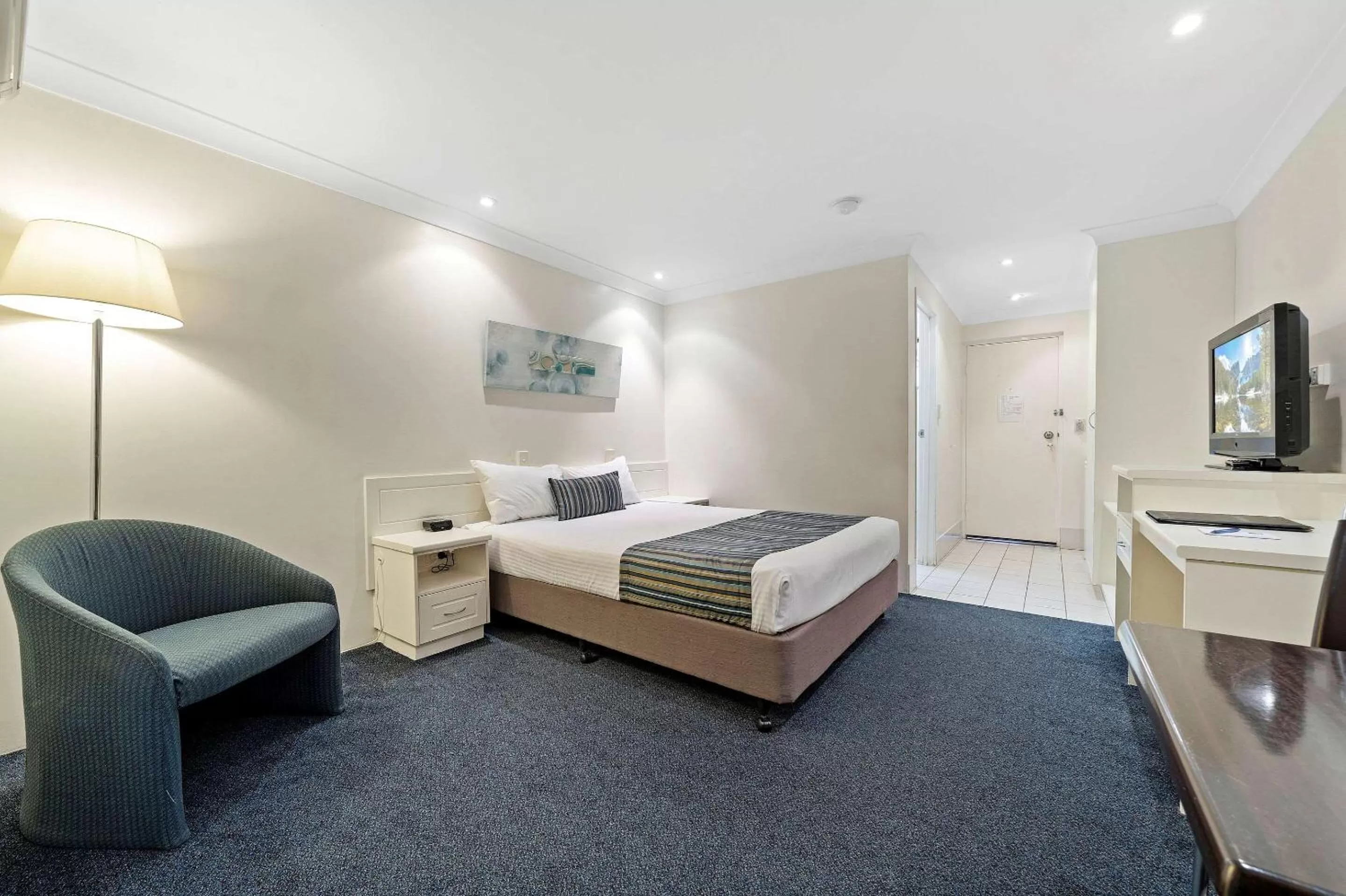 Standard Queen Room with Garden View  in Comfort Inn Glenfield