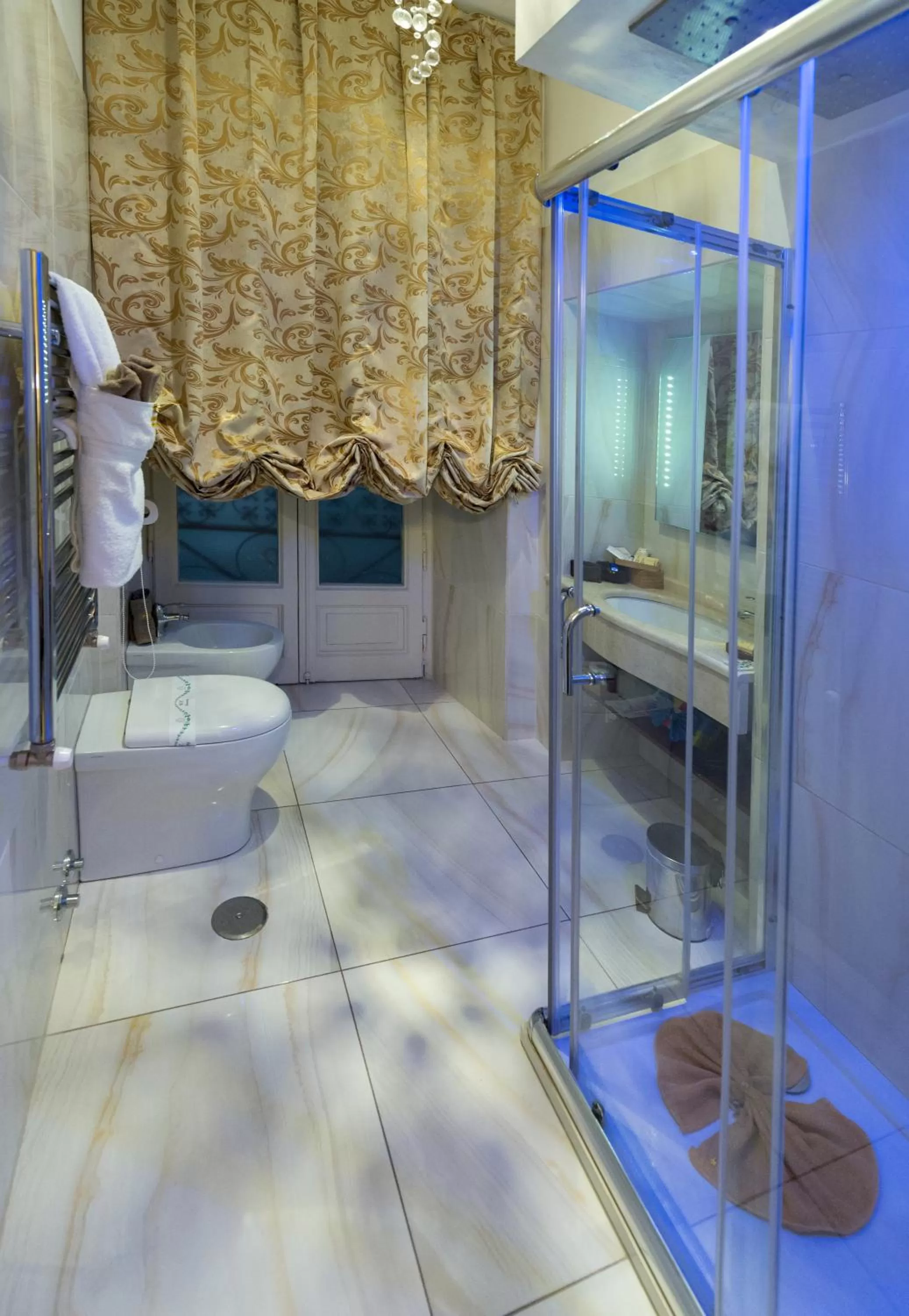 Shower in B&B Roma Royal Residence