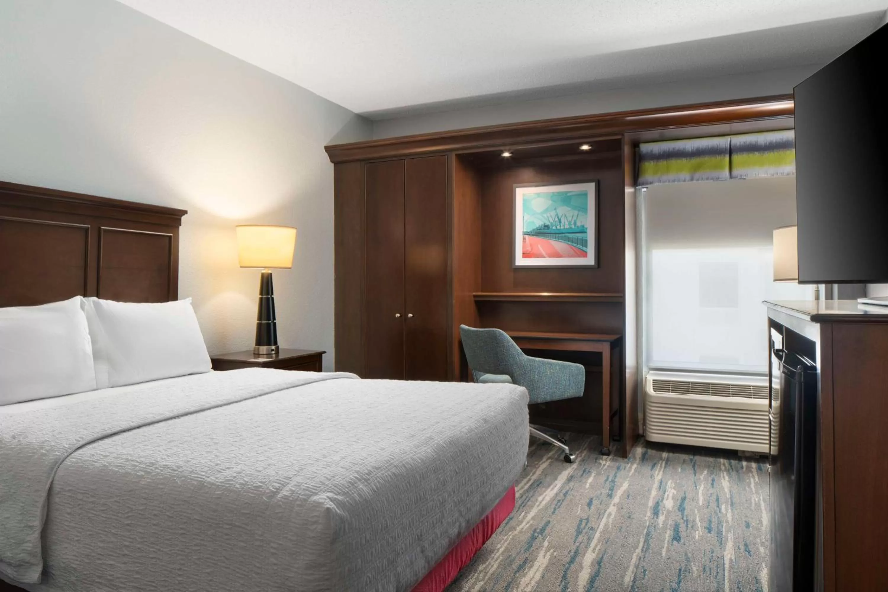 Bed in Hampton Inn & Suites Newport News-Airport - Oyster Point Area