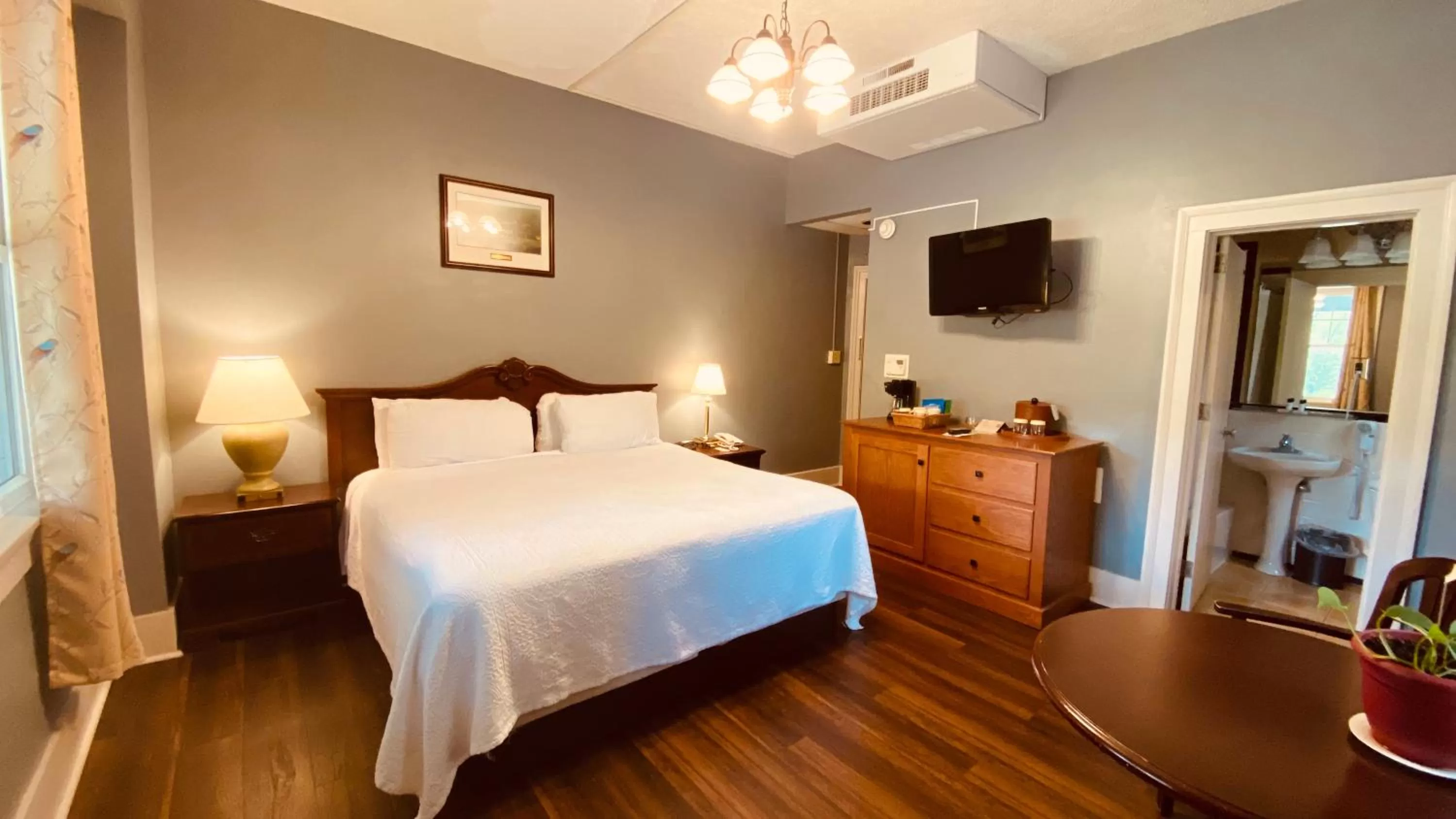 Photo of the whole room, Bed in Shawnee Inn and Golf Resort