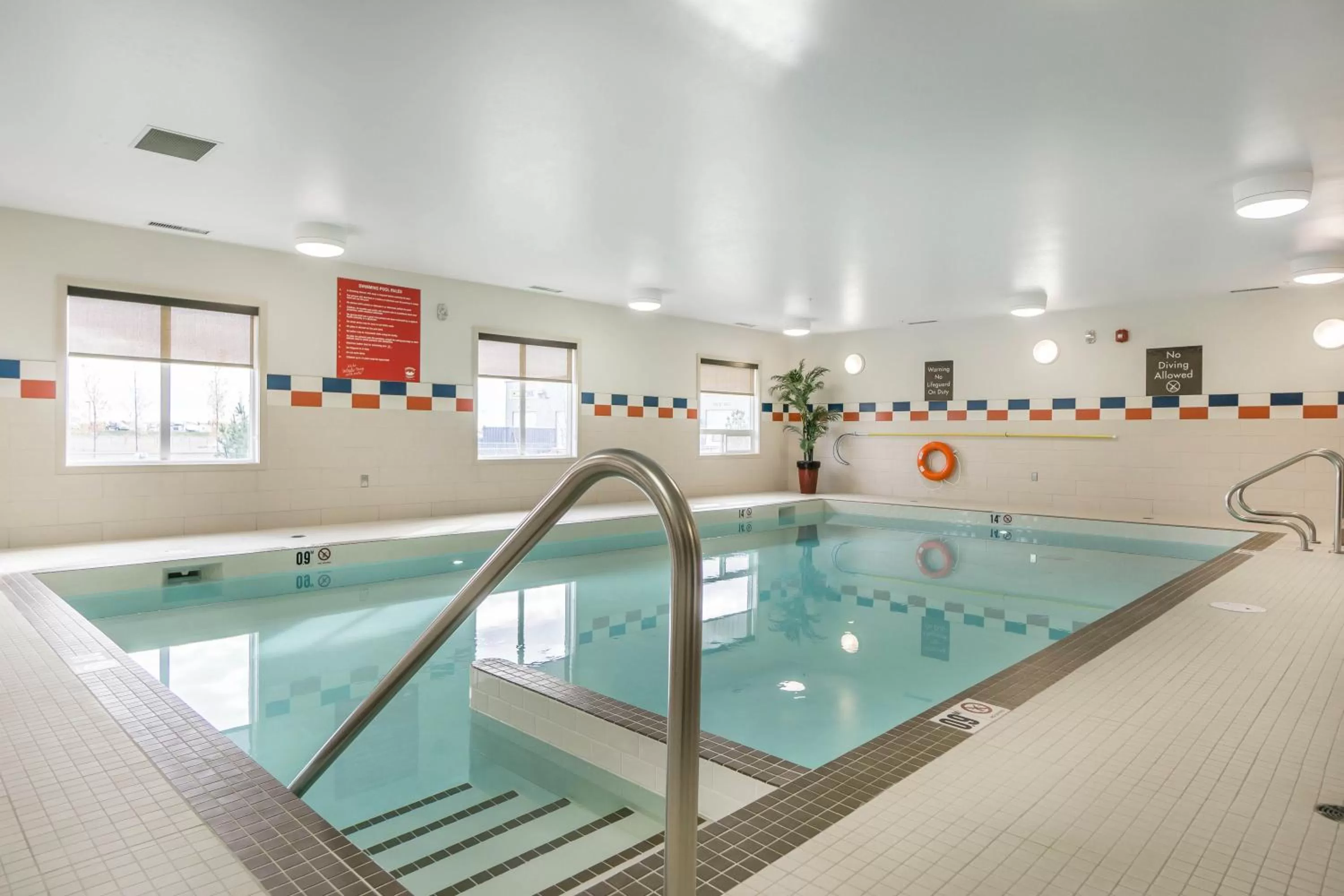 Swimming pool in Comfort Inn & Suites Edmonton International Airport
