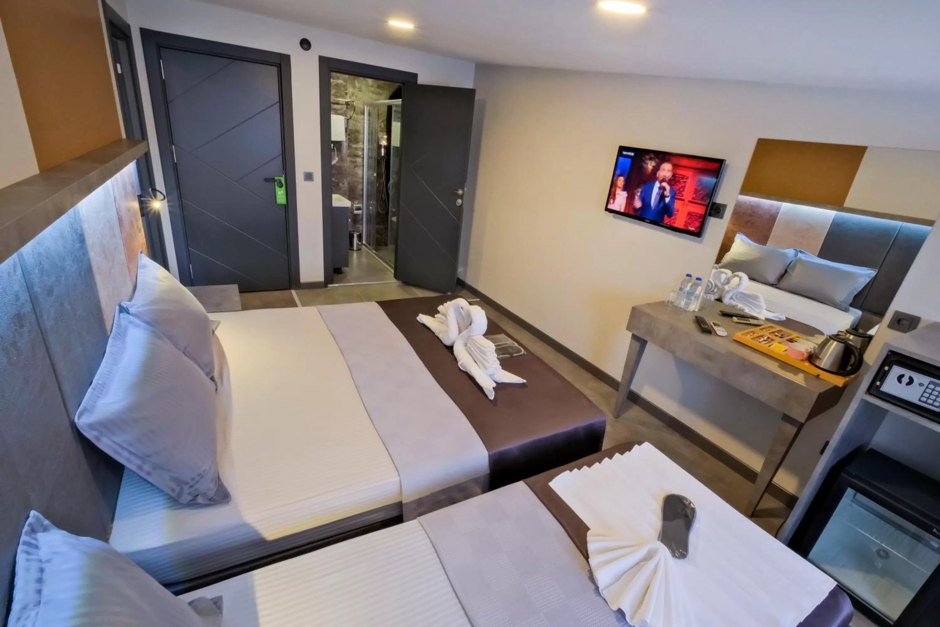 Photo of the whole room, Bed in The Queen Hotel