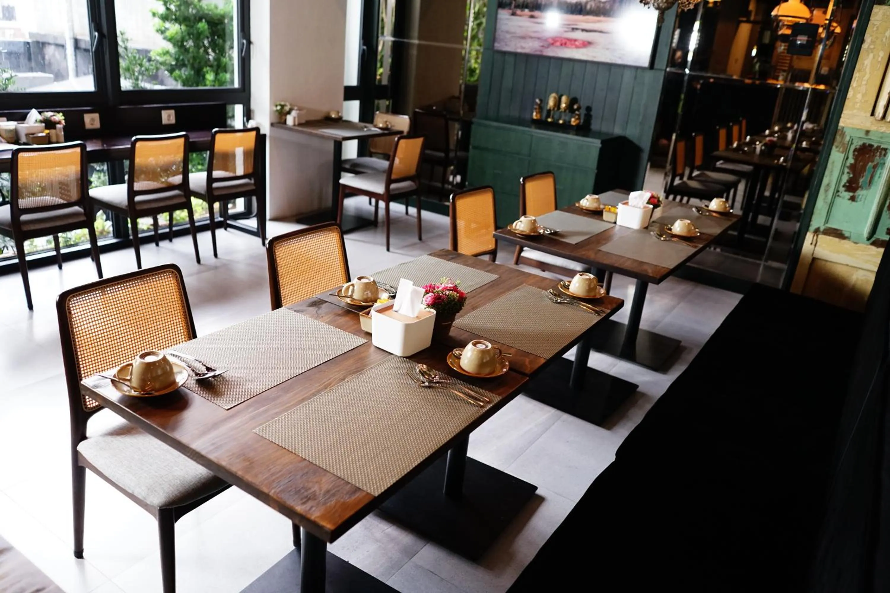 Restaurant/places to eat in S7 SUITES GANDARIA