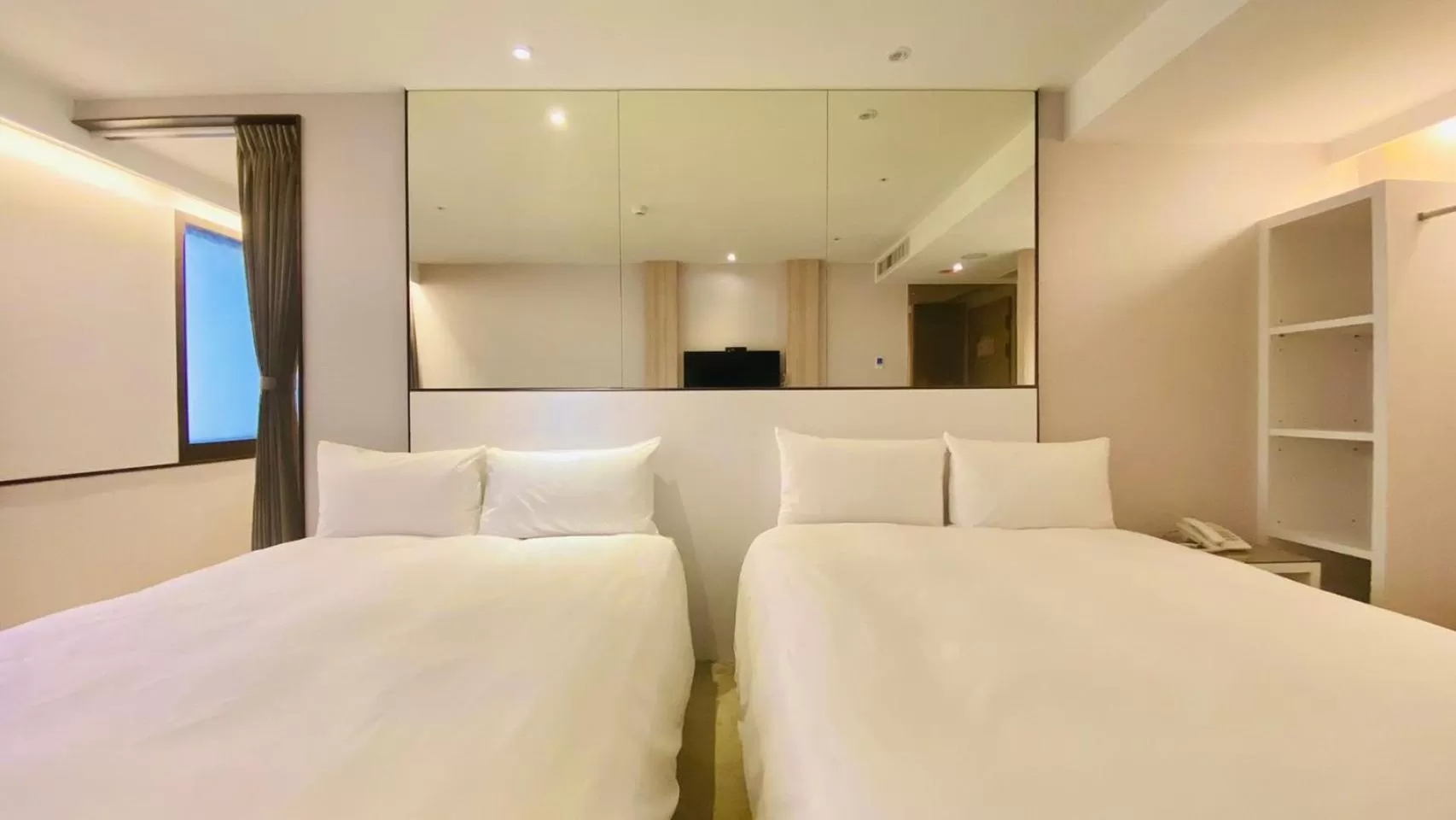 Bed in Artinn藝築文旅-台北站前館