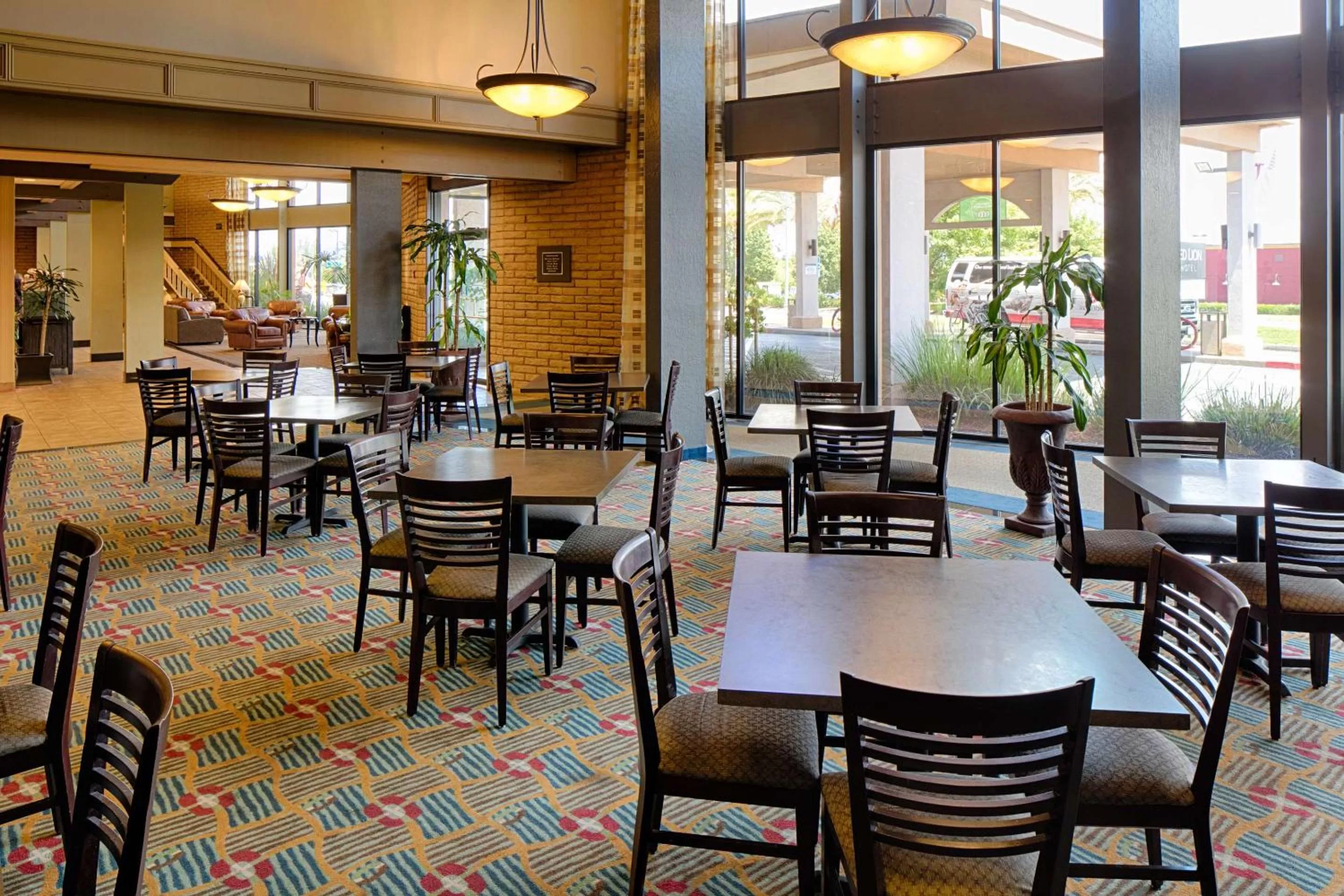 Dining area in Red Lion Hotel Redding