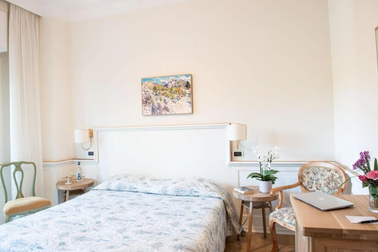 Bedroom, Bed in Hotel Royal