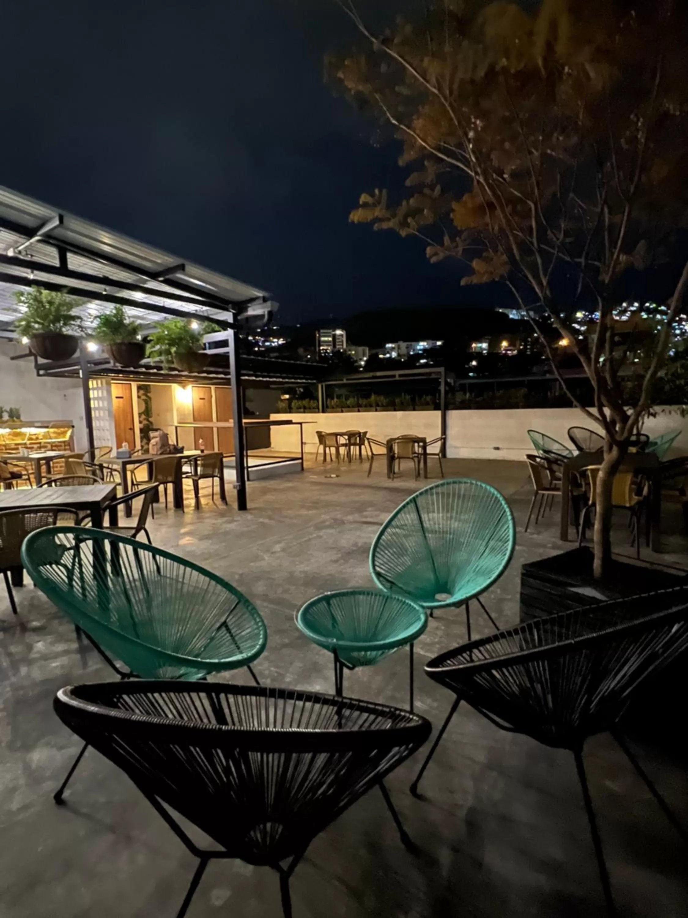 Restaurant/places to eat in HOTEL 9.5 SAN FERNANDO