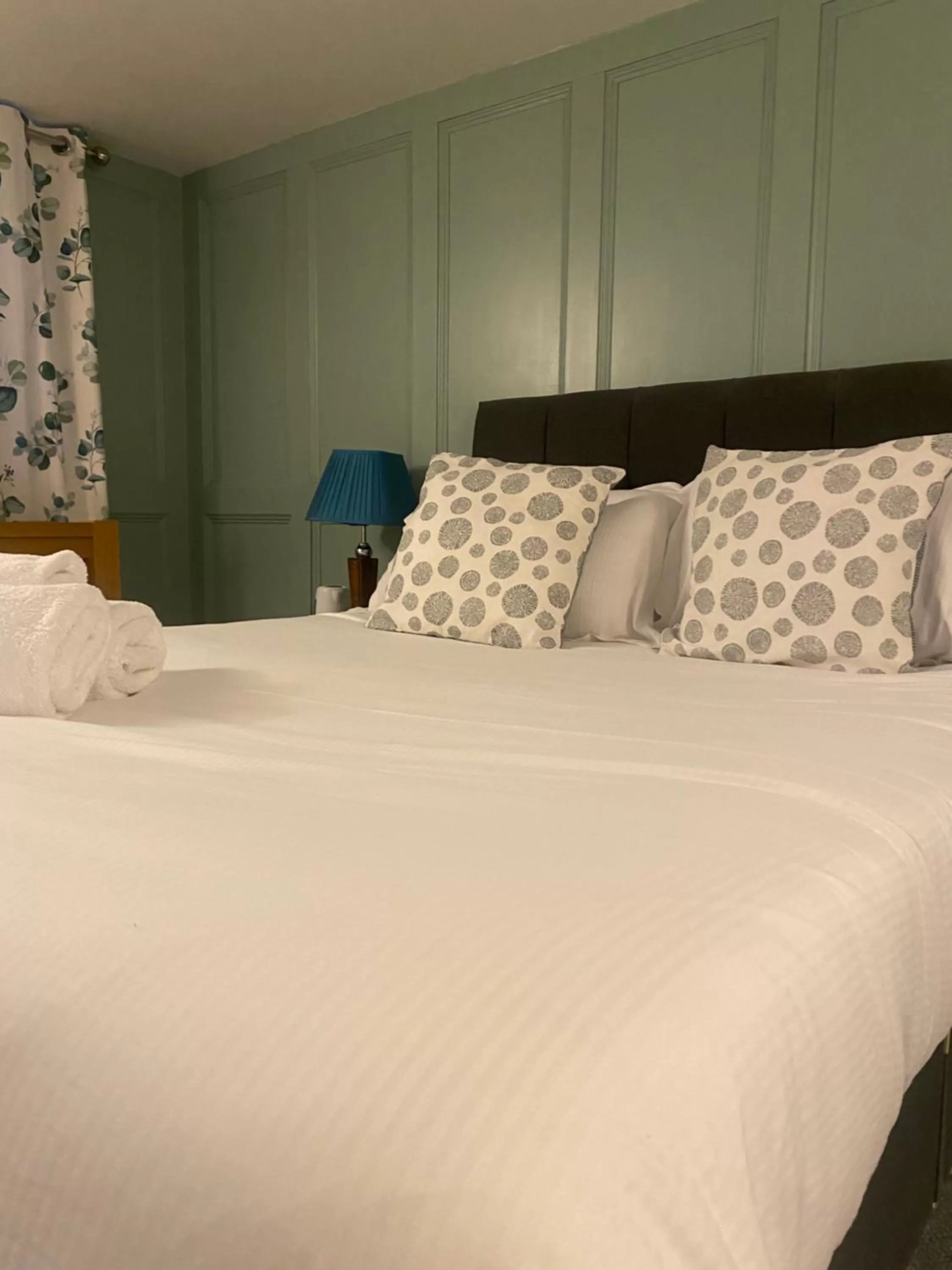 Bedroom, Bed in The Mariners Hotel