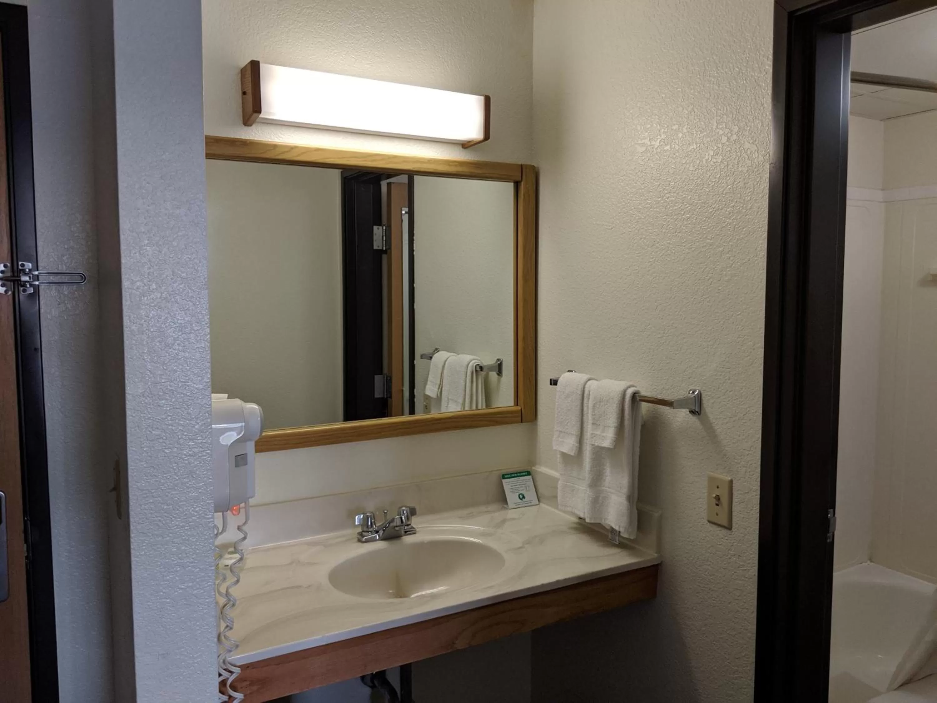 Bathroom in Boarders Inn and Suites by Cobblestone Hotels - Ripon