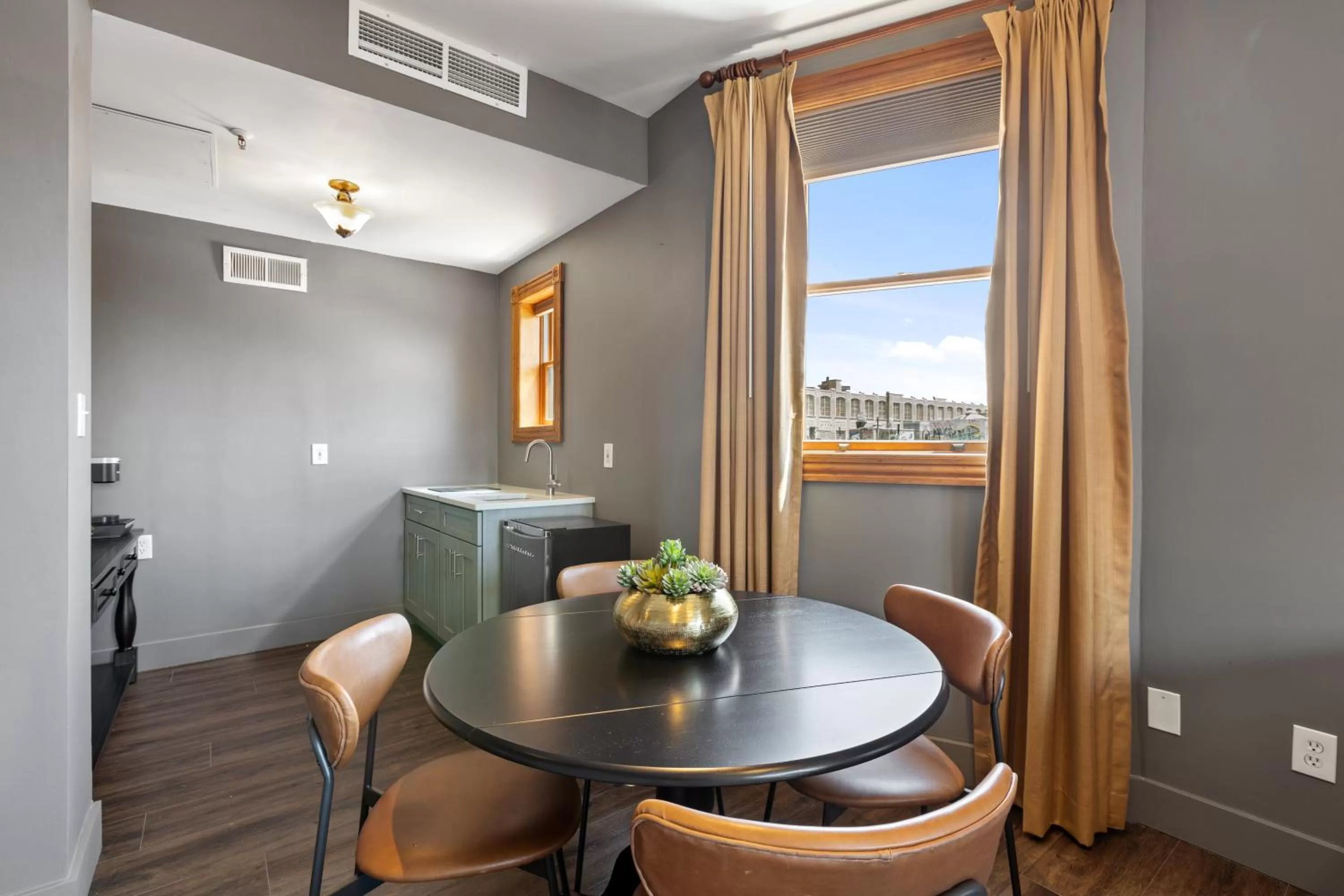 Dining area in The Historic Blue Moon Hotel - NYC