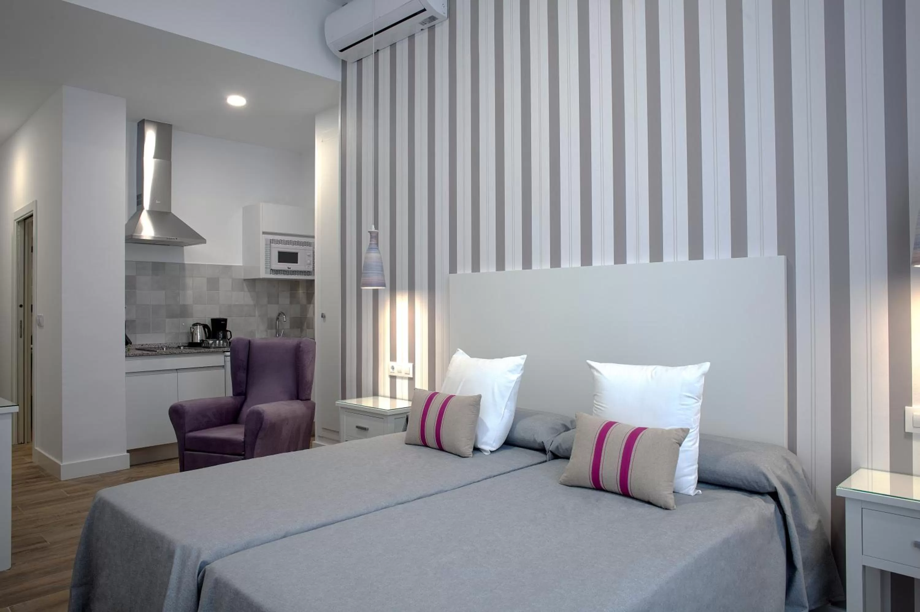 Kitchen or kitchenette, Bed in Hotel Apartamentos MPD