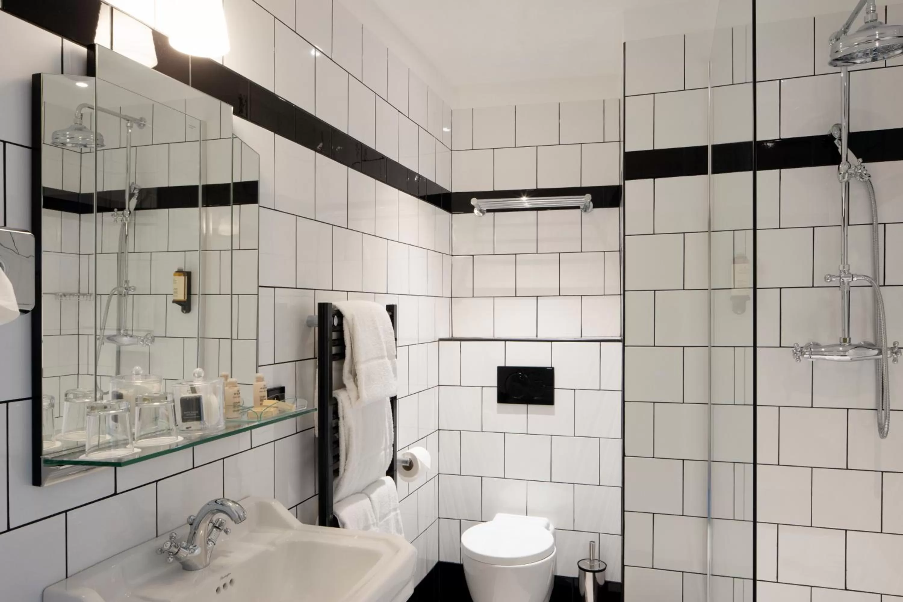 Shower in Best Western Premier Hotel Roosevelt