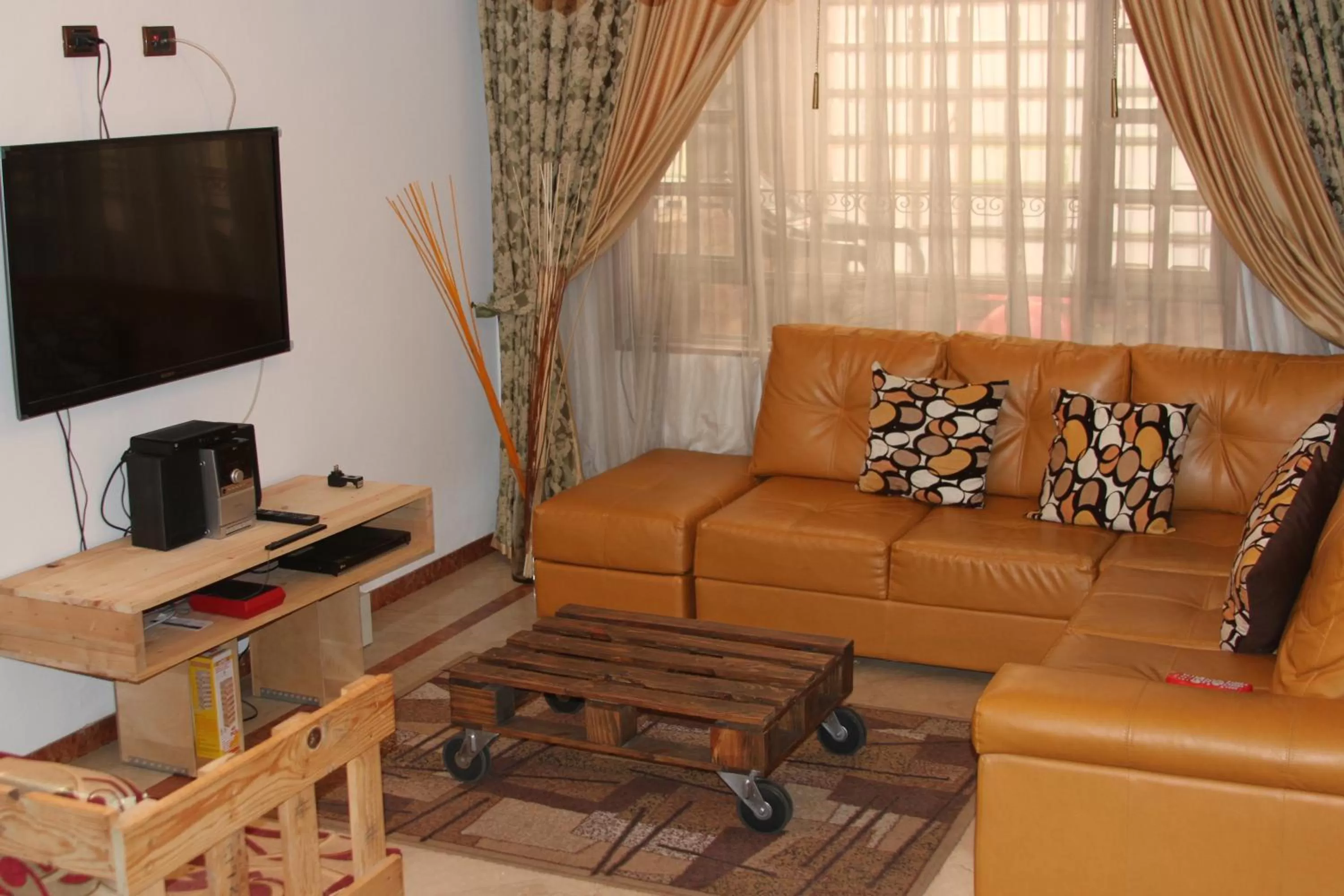 Communal lounge/ TV room in D'lujo