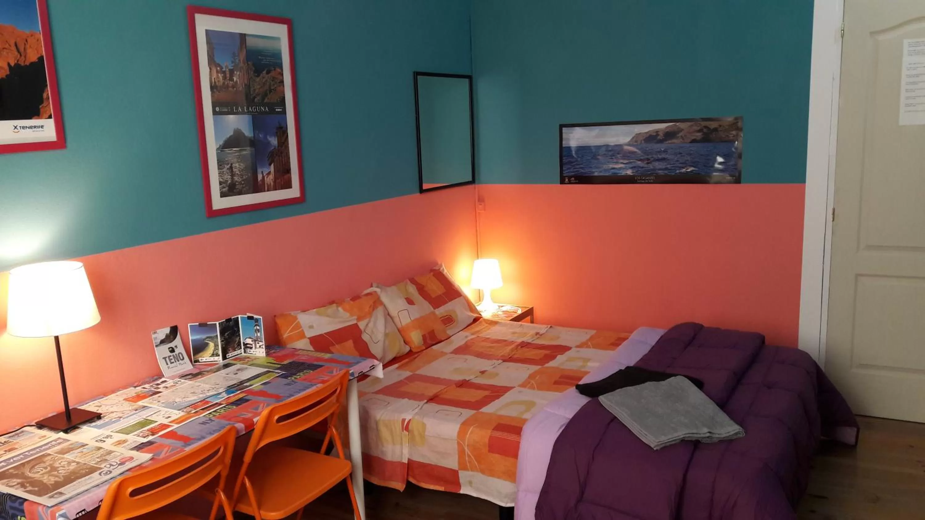 Photo of the whole room, Bed in Tenerife Rooms S. C.