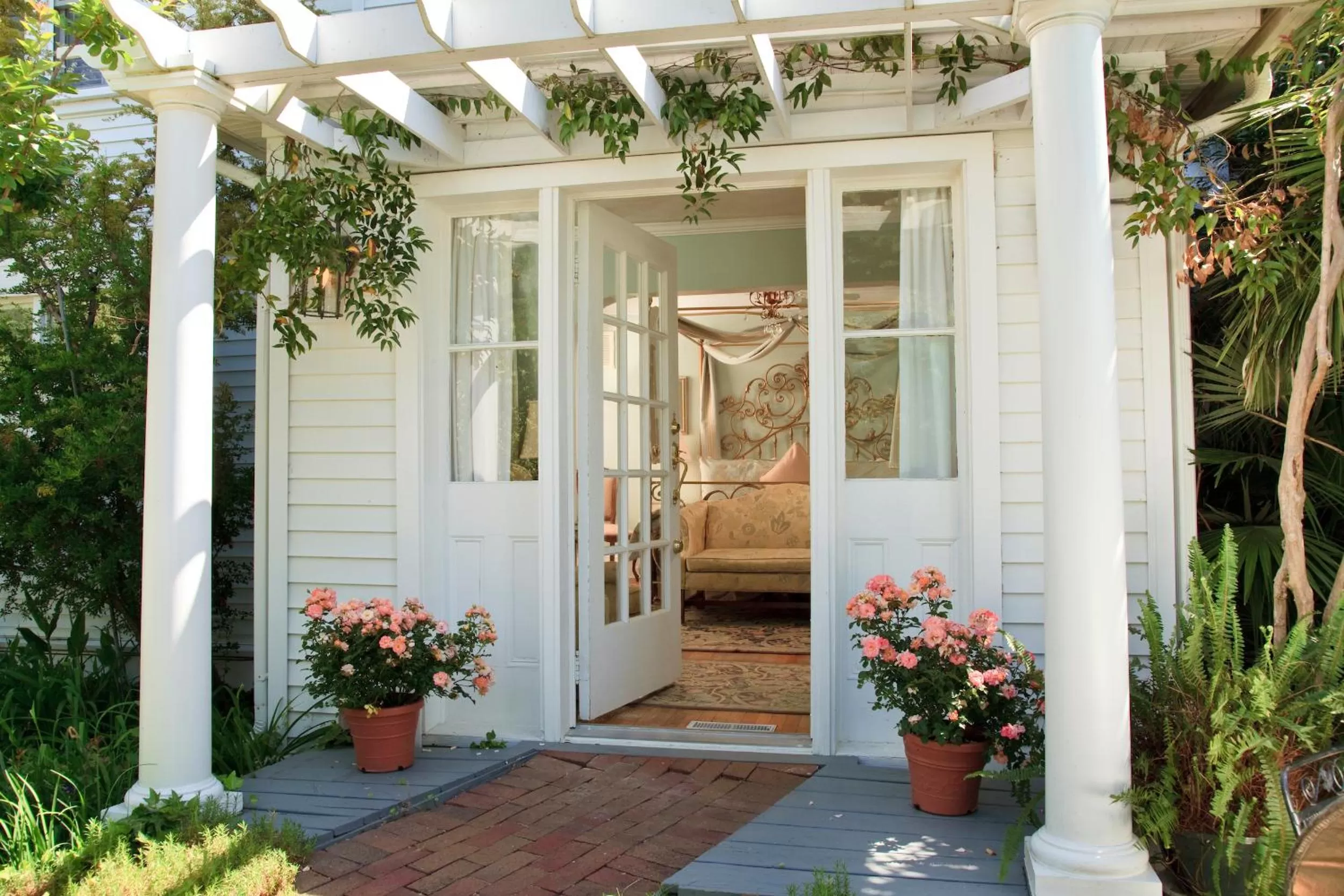 Patio in White Doe Inn Bed & Breakfast