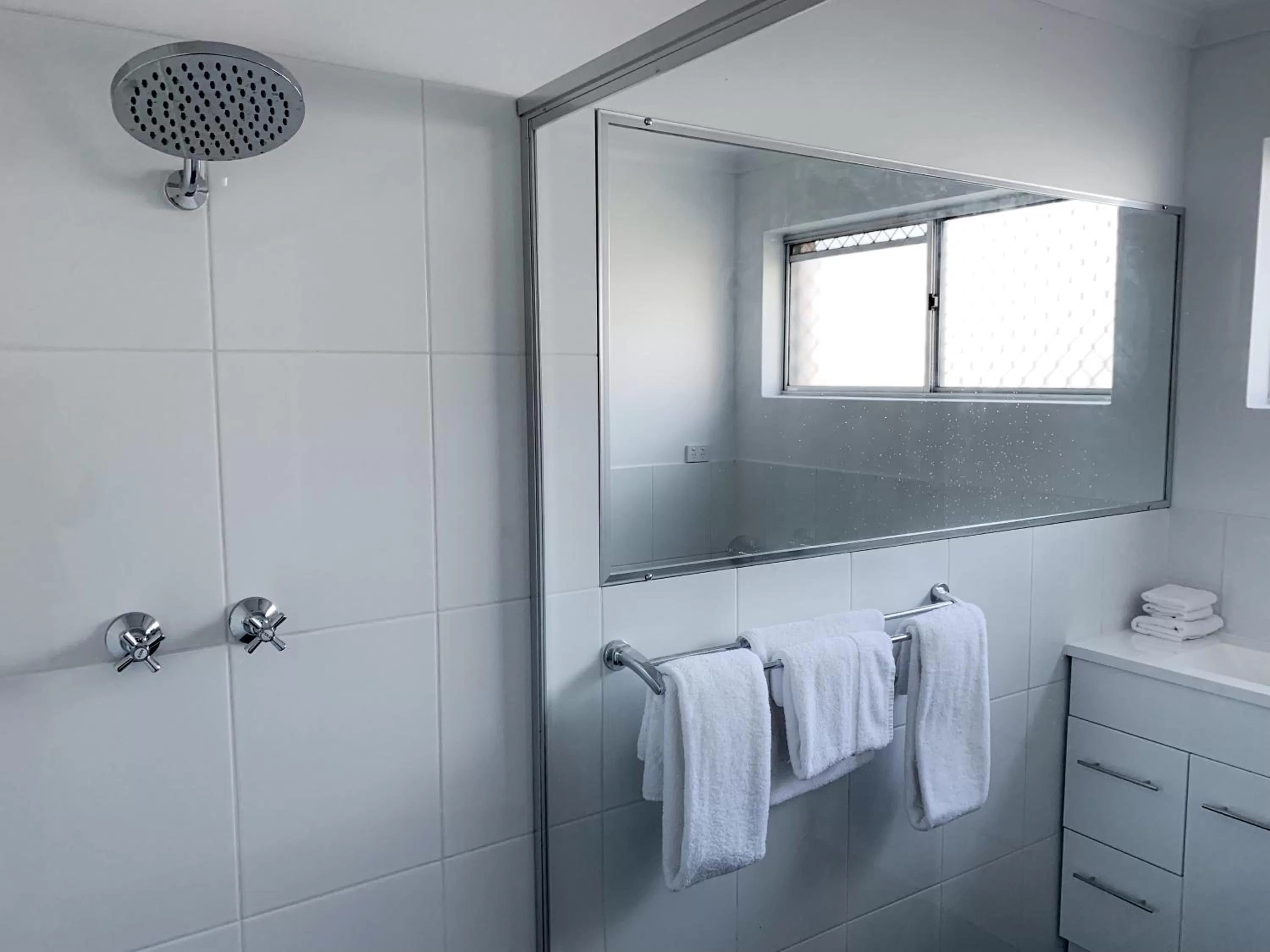 Bathroom, Bed in Cascades Motor Inn