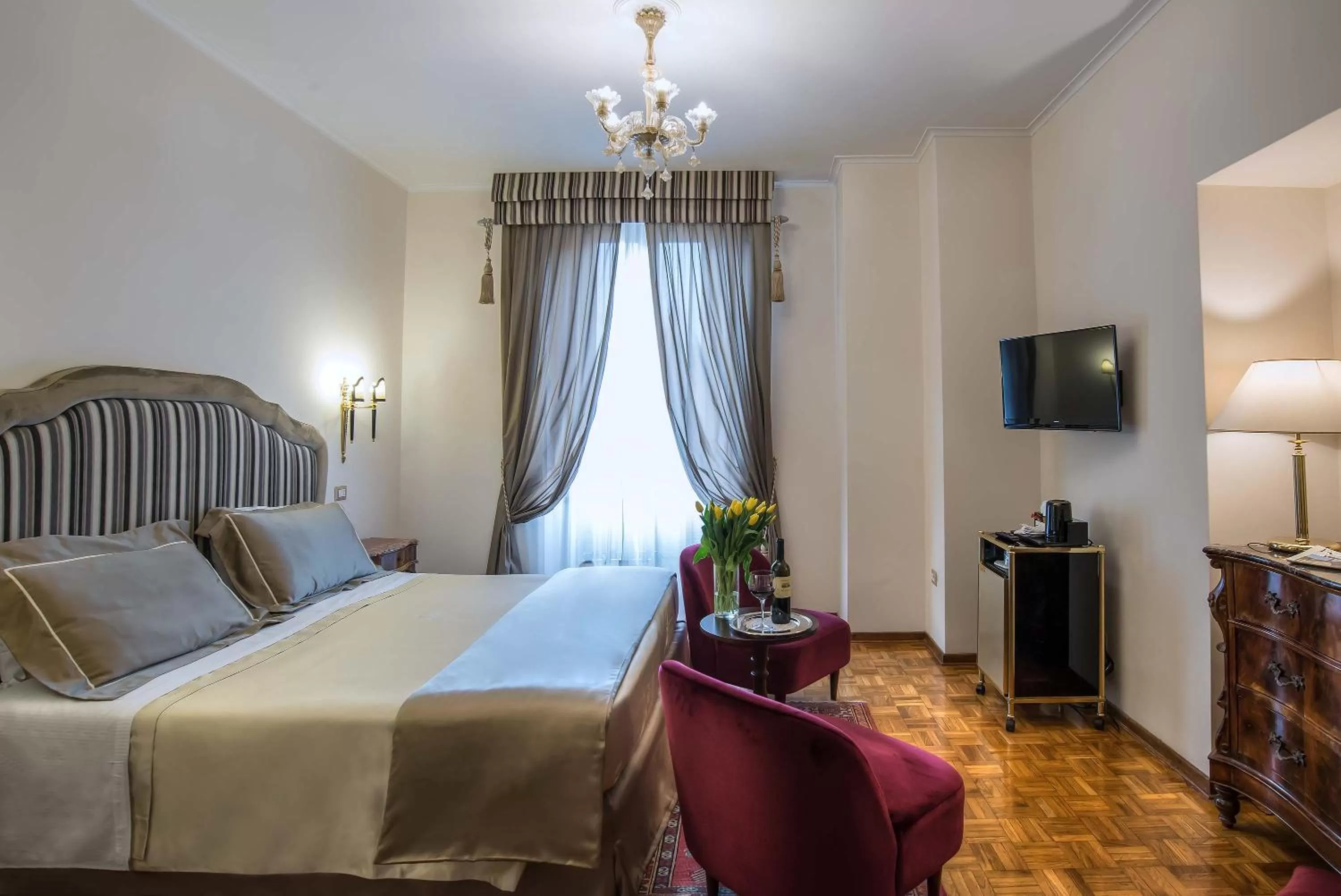 Photo of the whole room, Bed in Hotel Forum