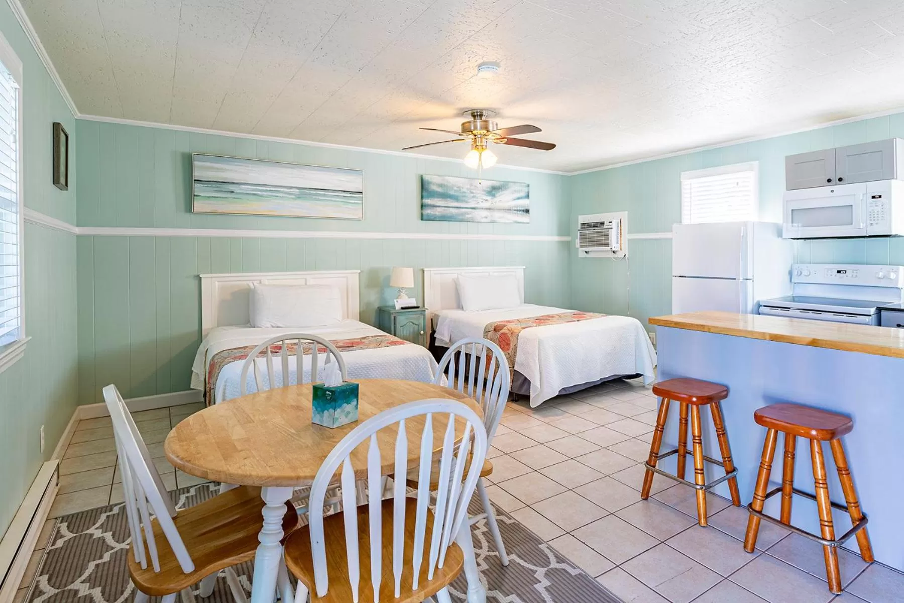 Bed, Dining Area in Island Motel OBX