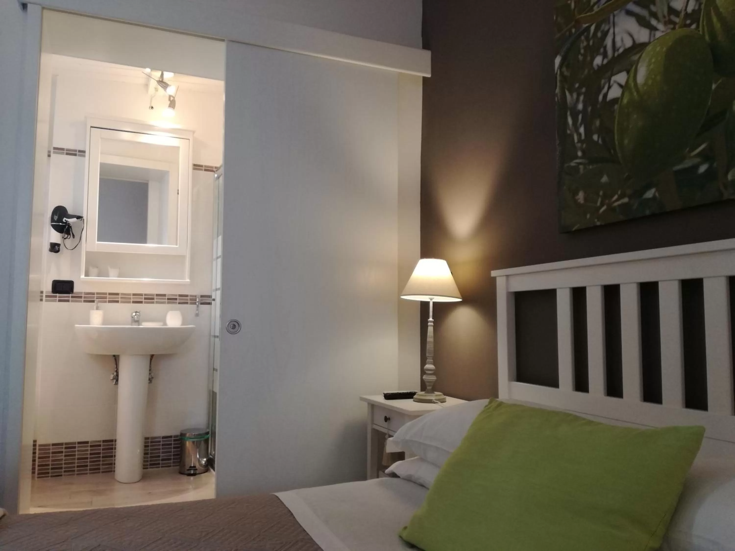 Shower, Bed in Casa del Corso