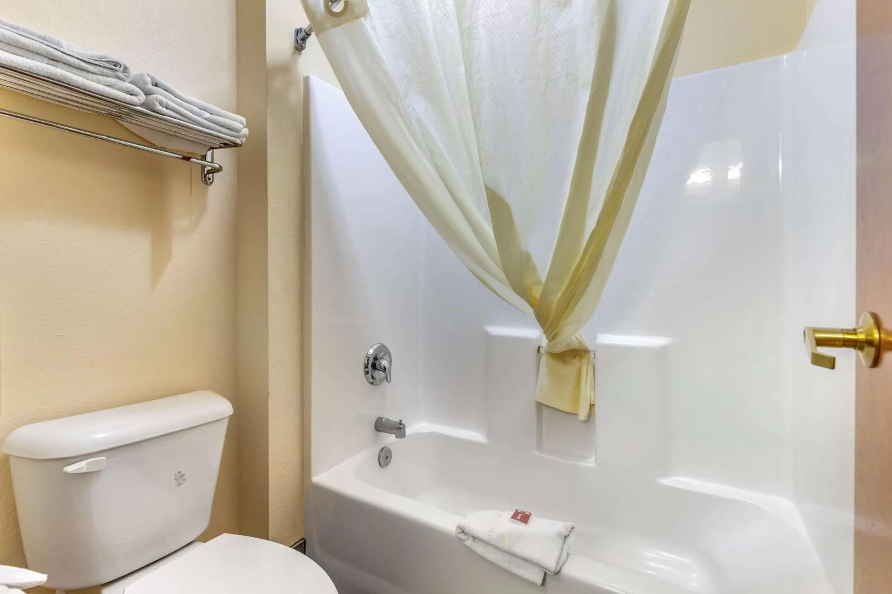 Bathroom in Econo Lodge Brunswick Travel Center