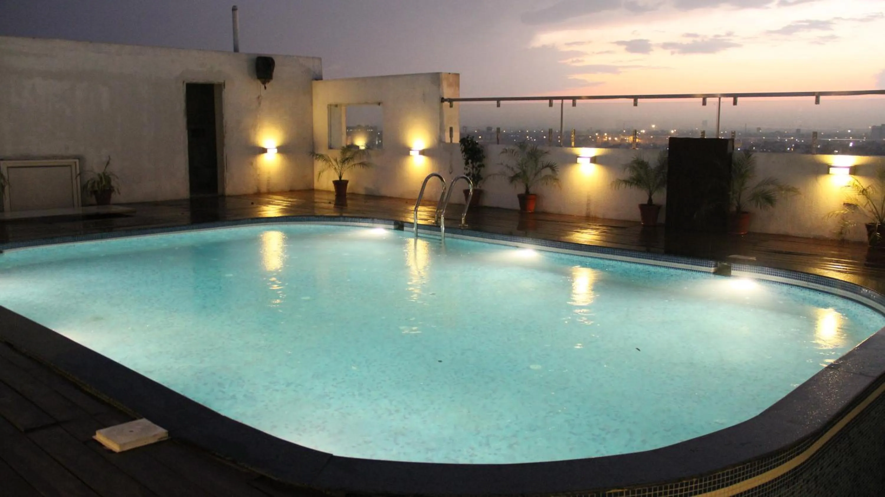 Swimming pool in The Park Classic