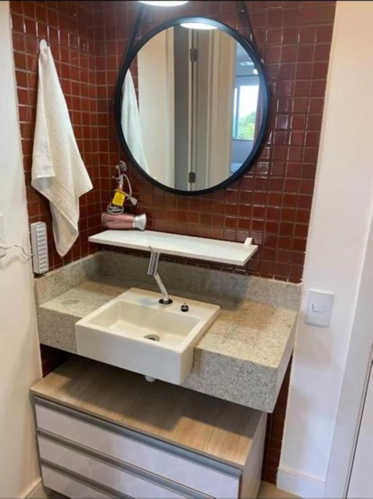 Bathroom in Apartamento no Golden Lake - pé na areia, agua de côco e cervejinha