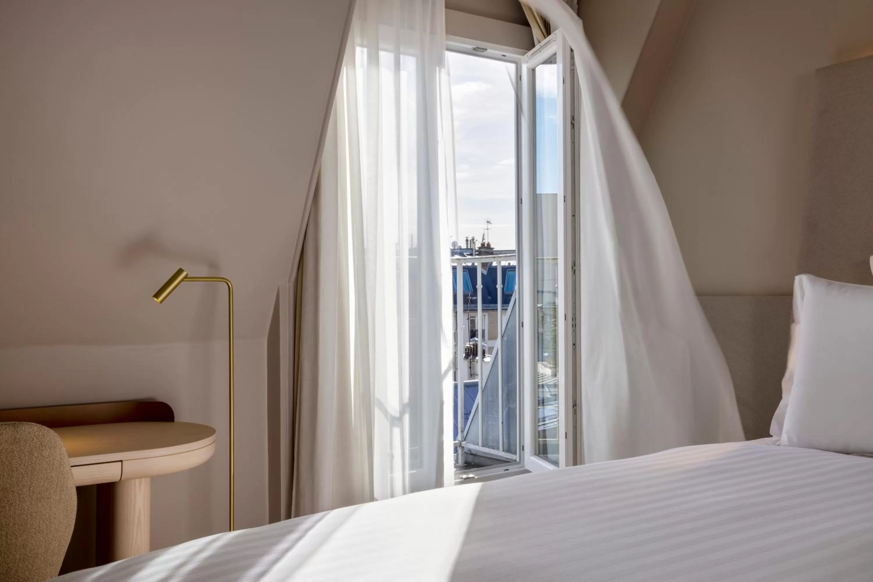 Bedroom, Bed in Hôtel Beige